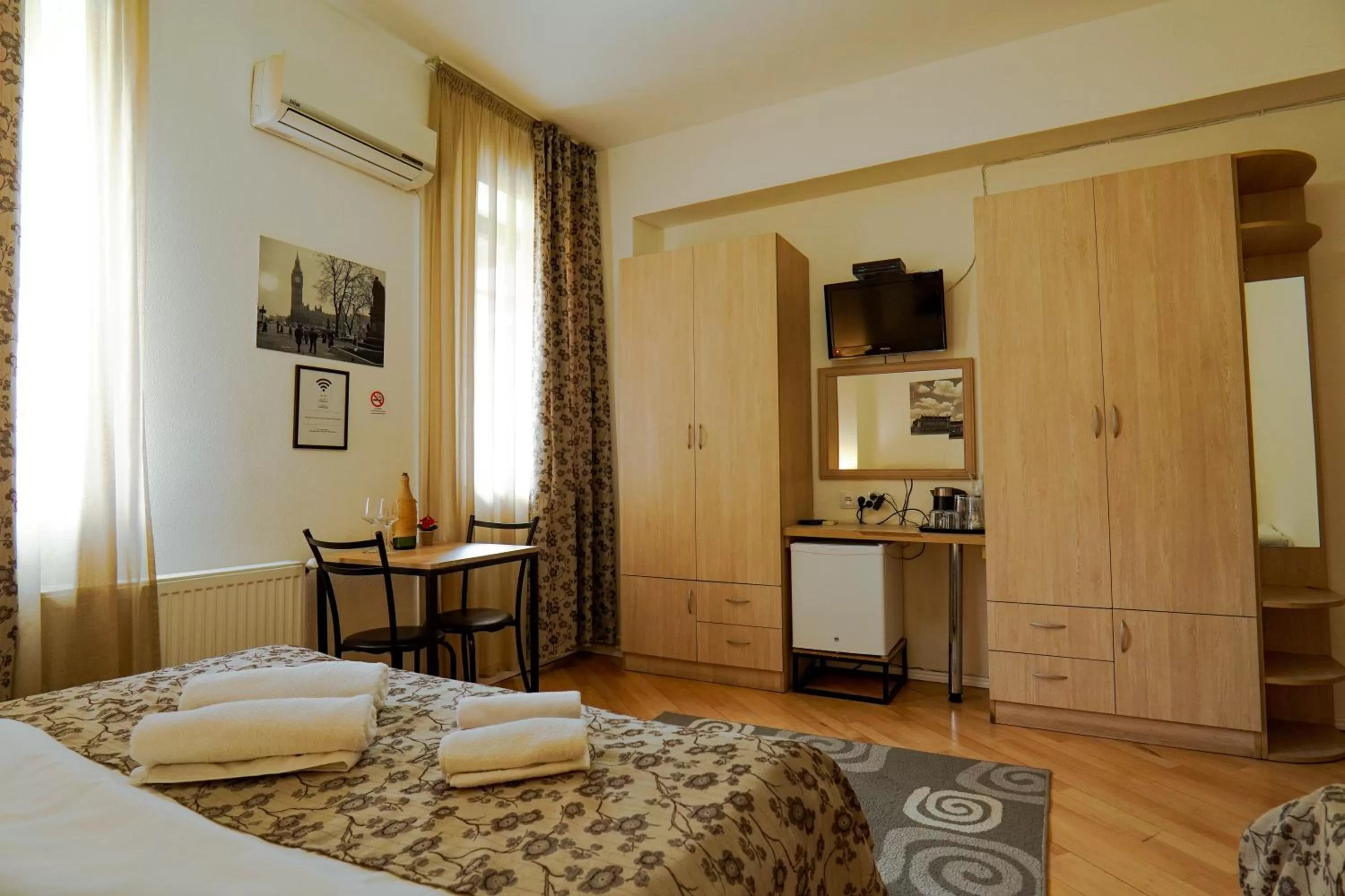 Bedroom, Bed in Check-In Hotel