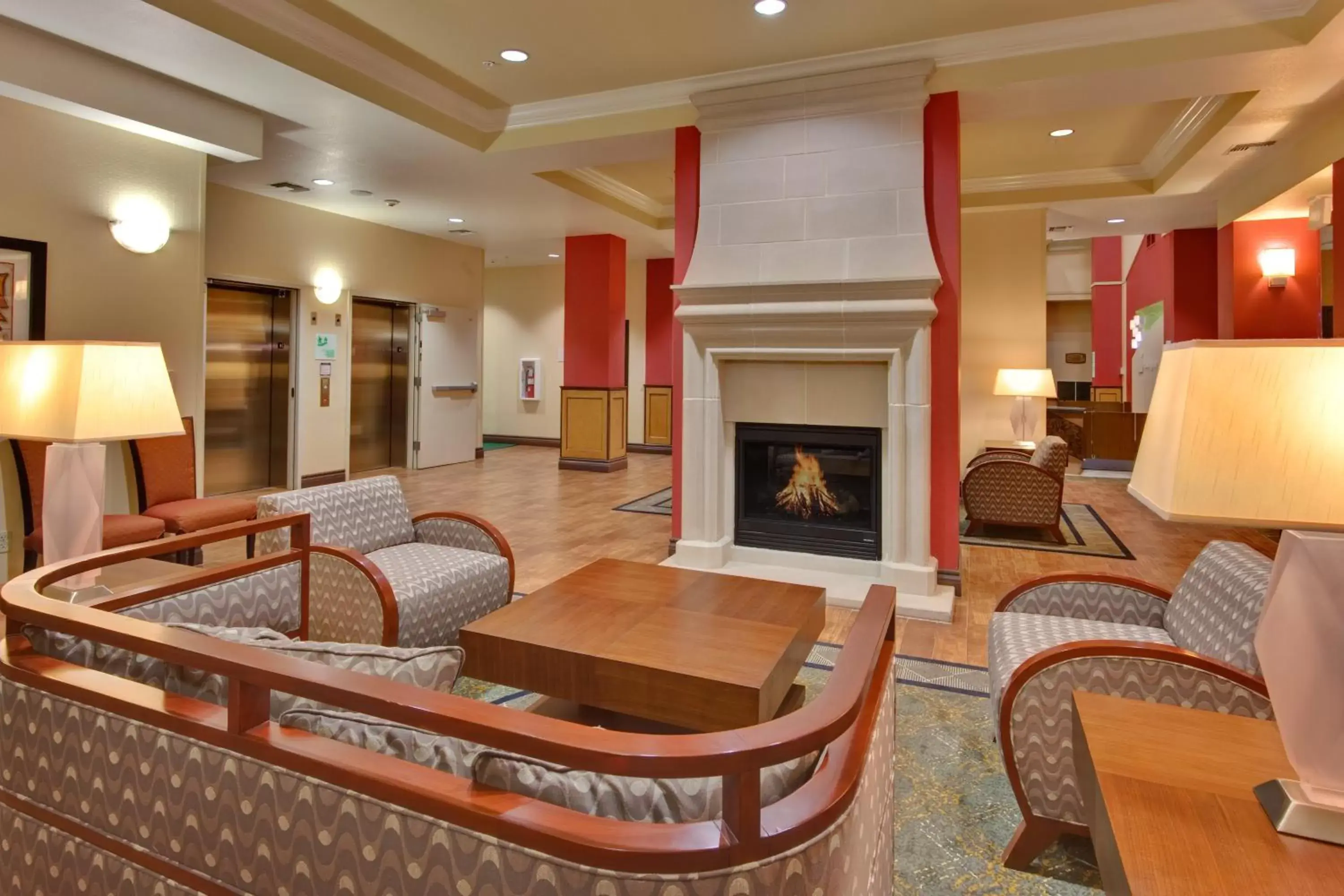 Property building, Lounge/Bar in Holiday Inn Hotel & Suites Bakersfield, an IHG Hotel