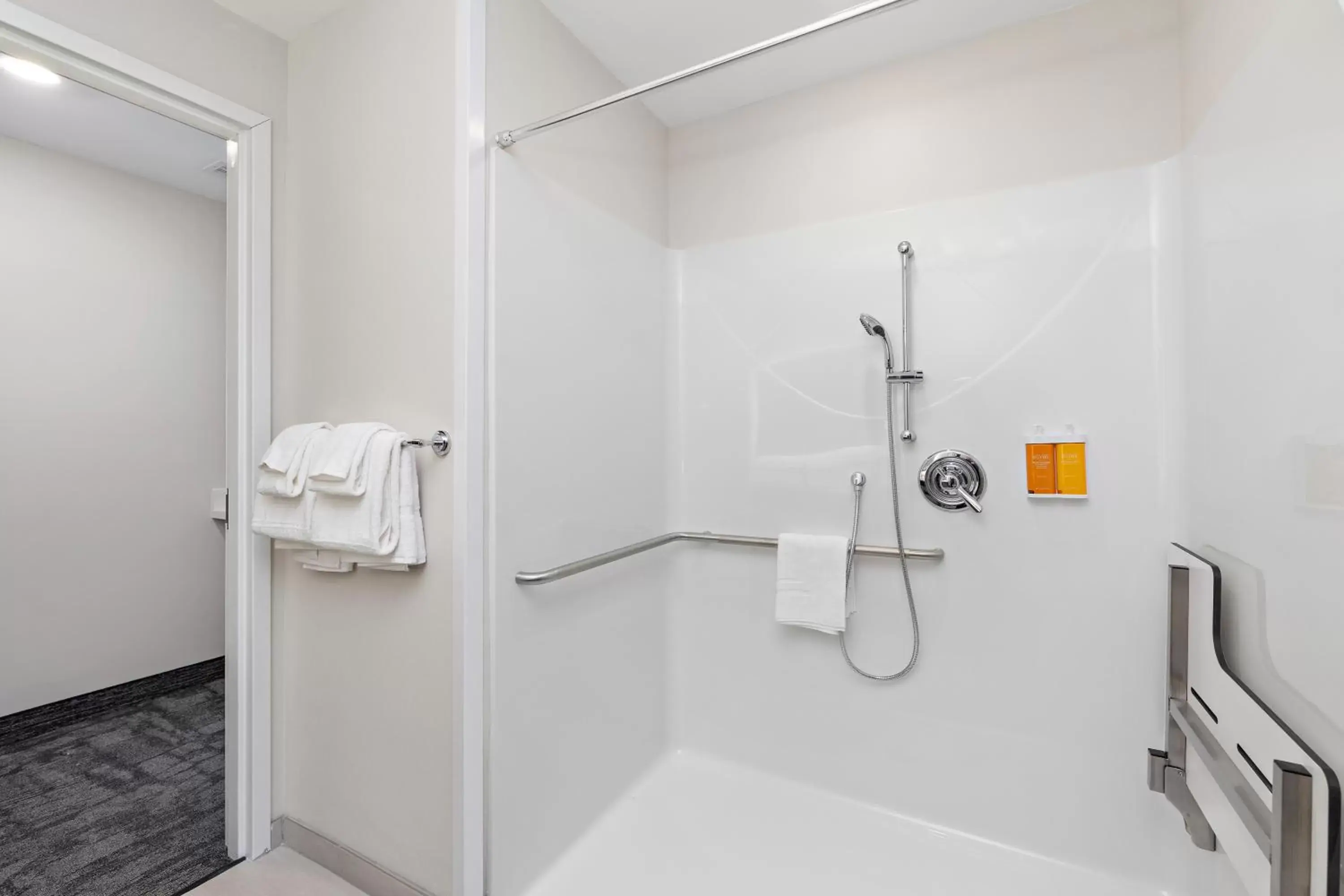 Shower, Bathroom in Holiday Inn Express Kansas City North Parkville, an IHG Hotel