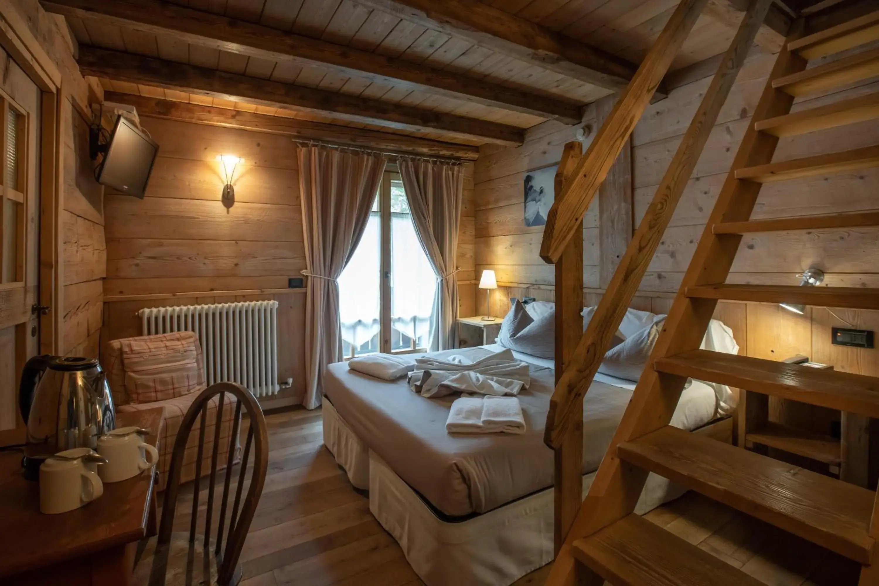 Bed in Hotel Chalet Svizzero