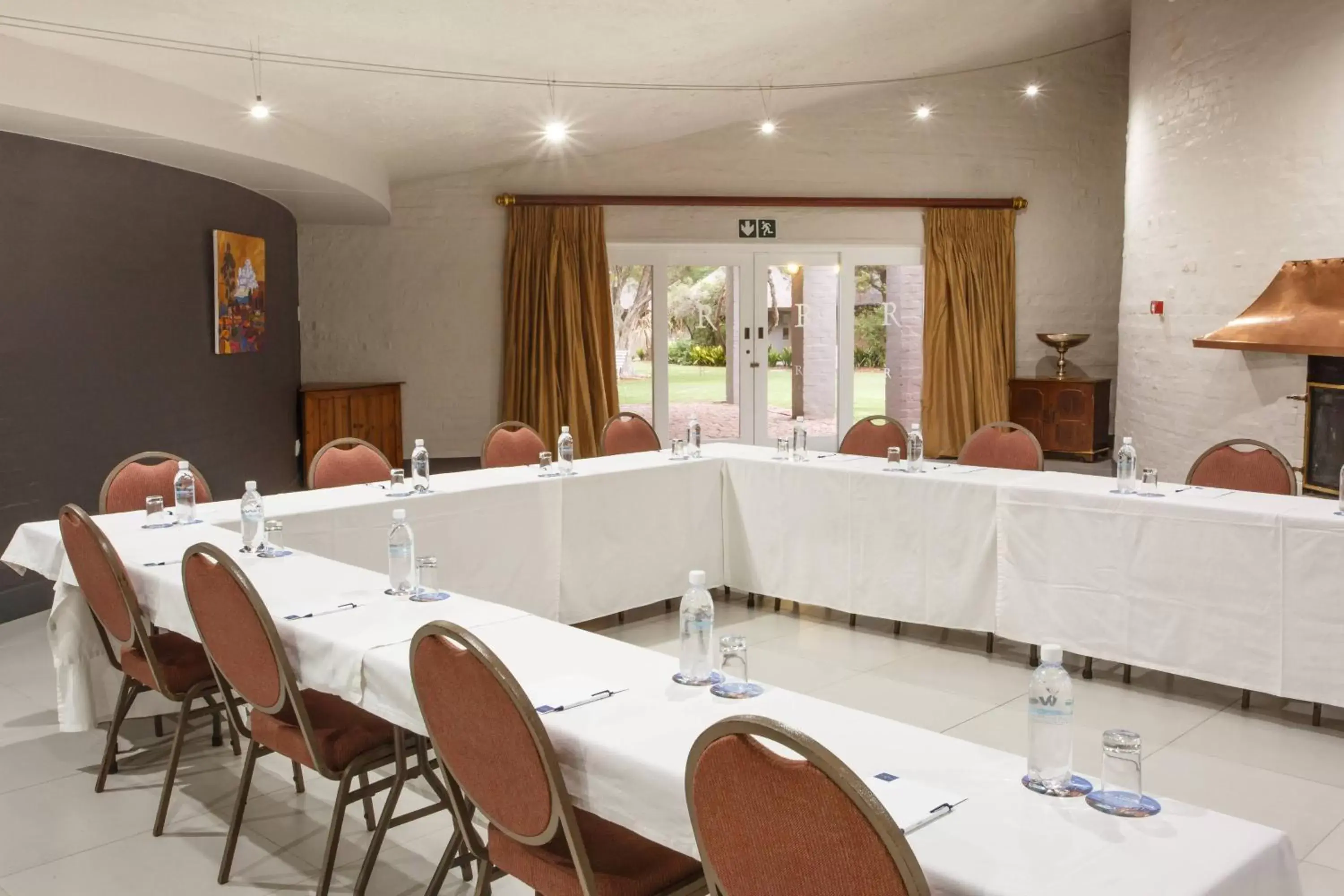 Meeting/conference room in Protea Hotel by Marriott Oudtshoorn Riempie Estate
