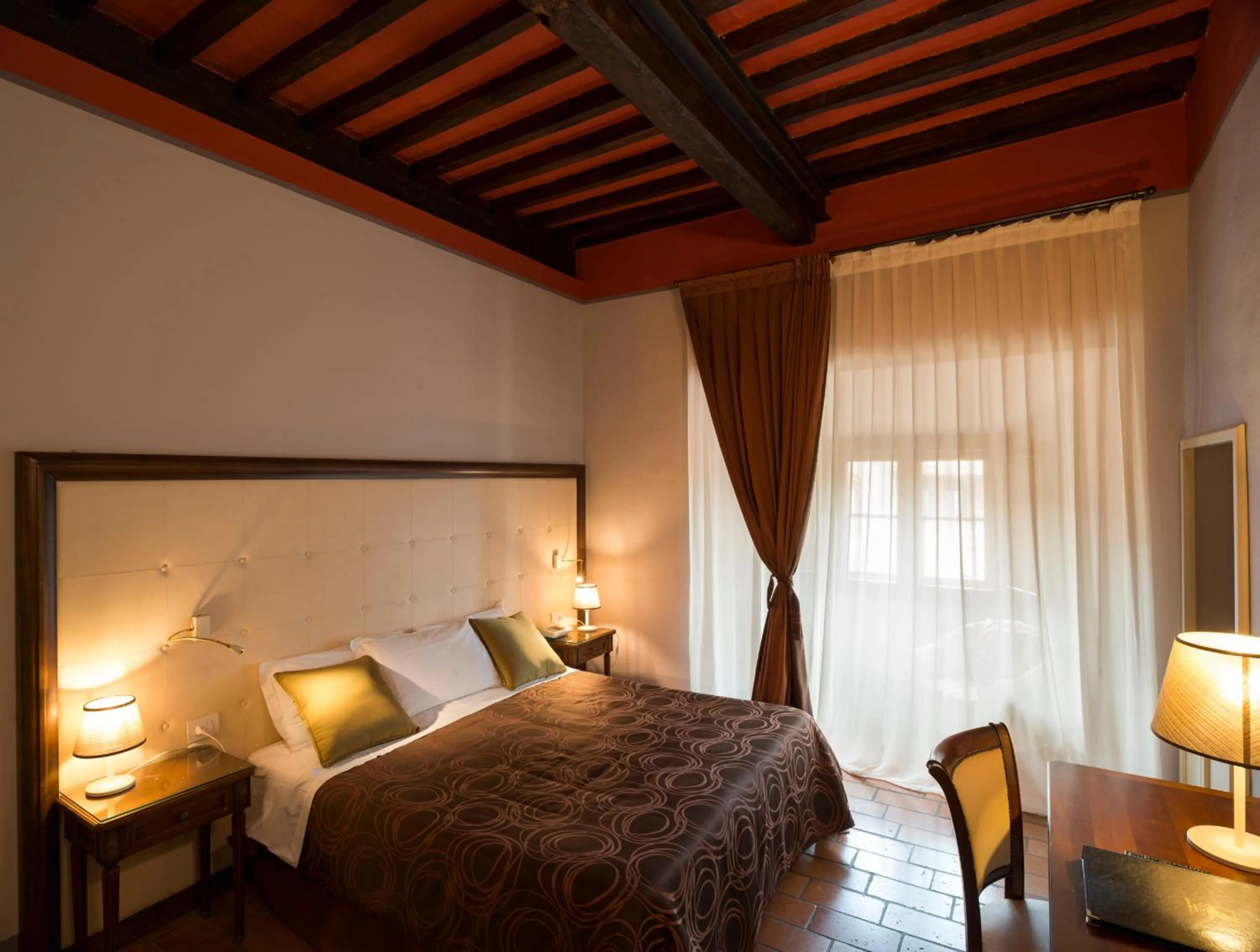 Photo of the whole room, Bed in Leon Bianco