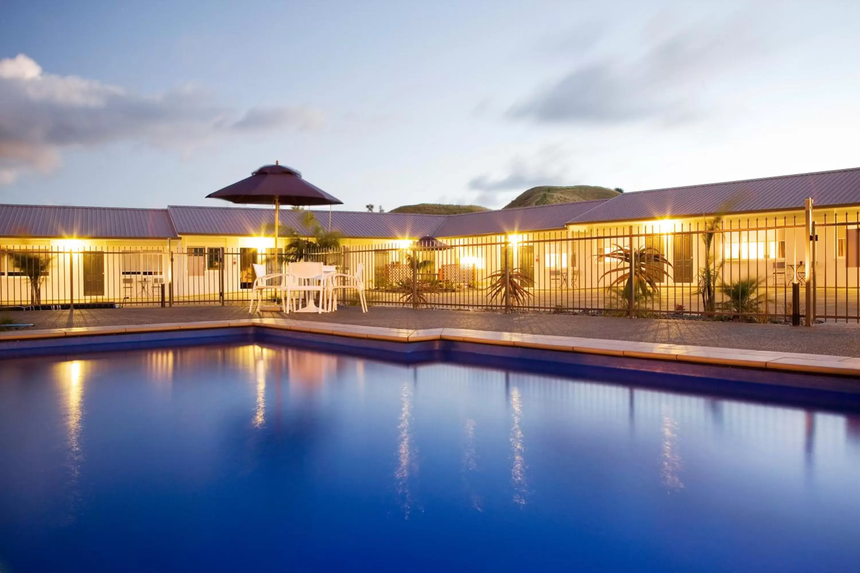 Facade/entrance, Swimming Pool in Motel Oasis