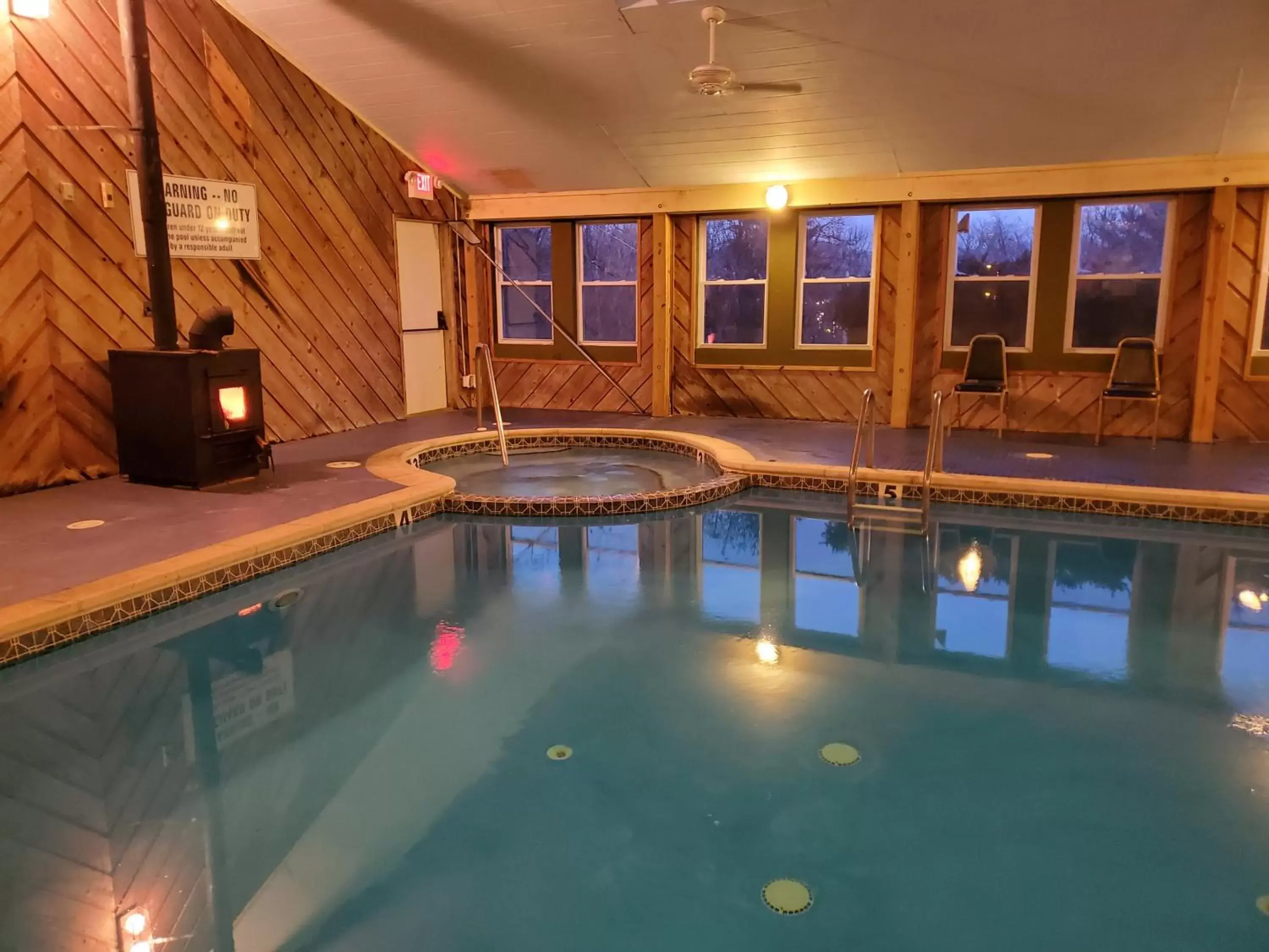 Hot Tub, Swimming Pool in Glenwood Inn & Conference Center