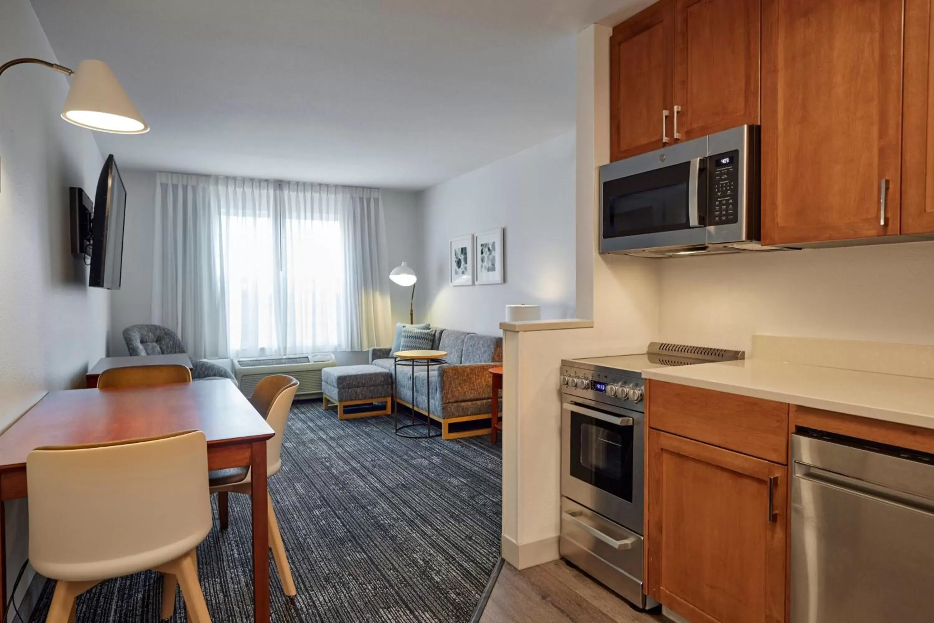 Living room, Kitchen/Kitchenette in TownePlace Suites Medford