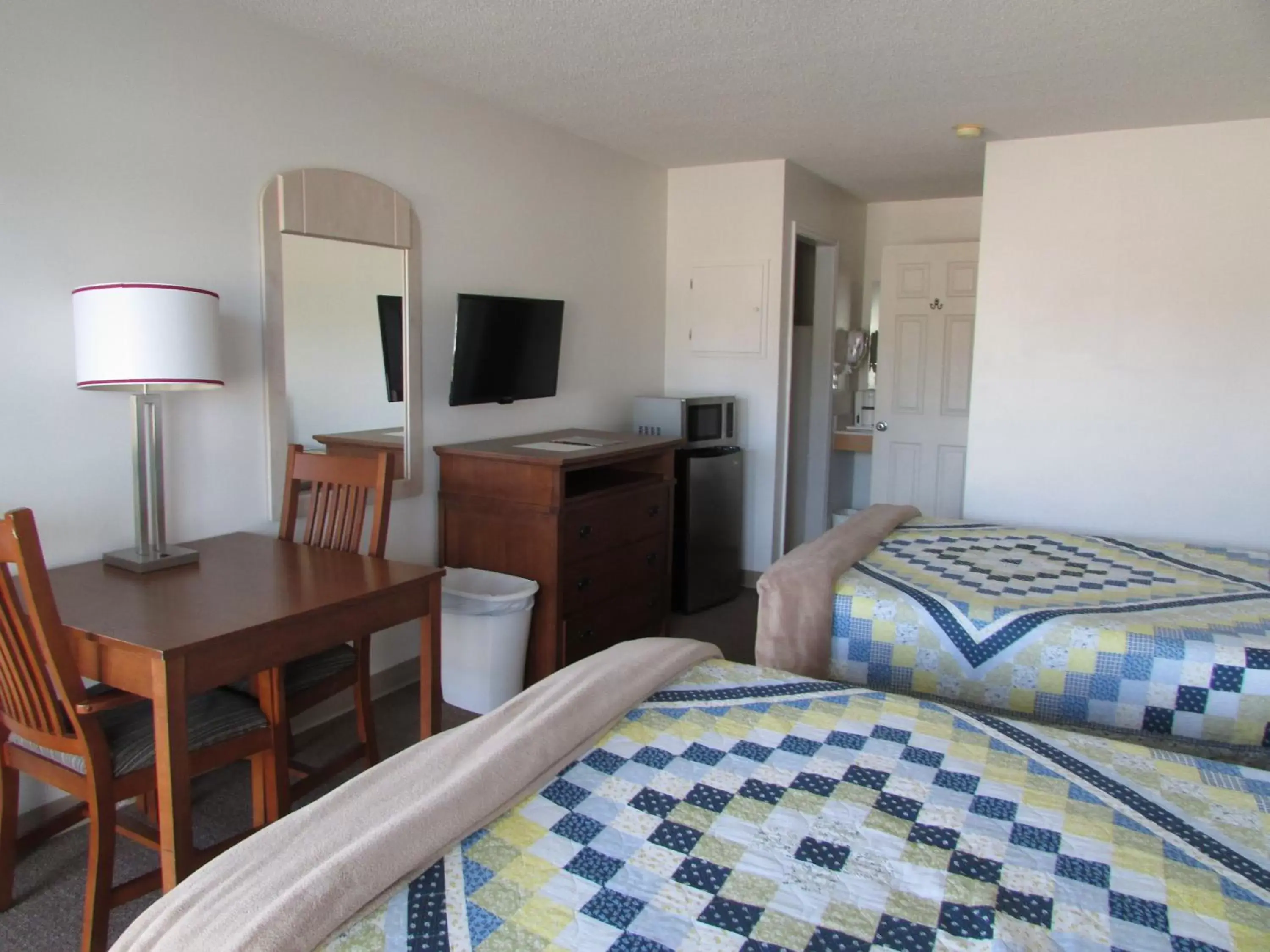 Bed in Douglas Inn & Suites, Blue Ridge, GA