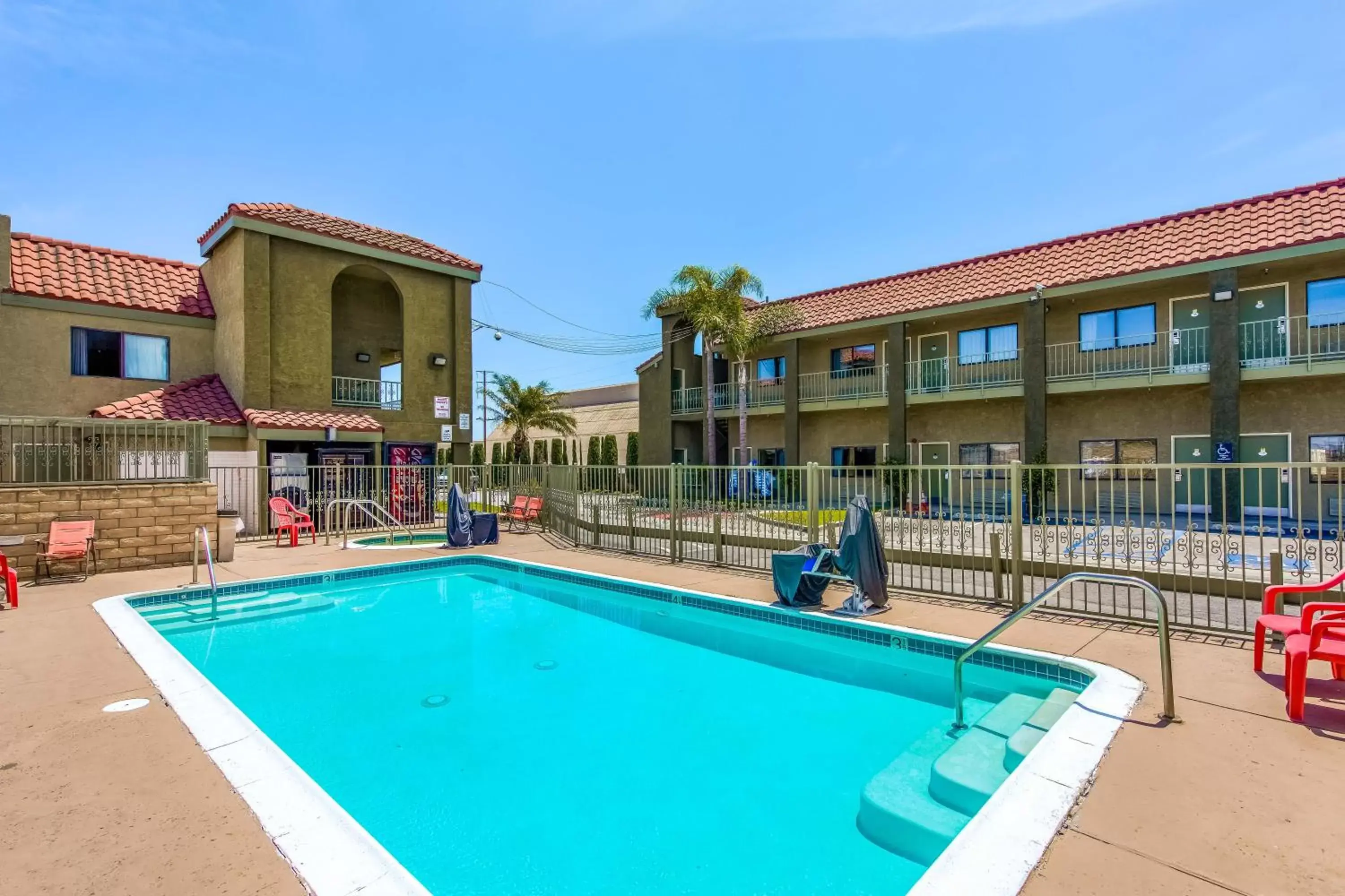 Swimming pool, Property Building in Budget Inn Anaheim / Santa Fe Springs