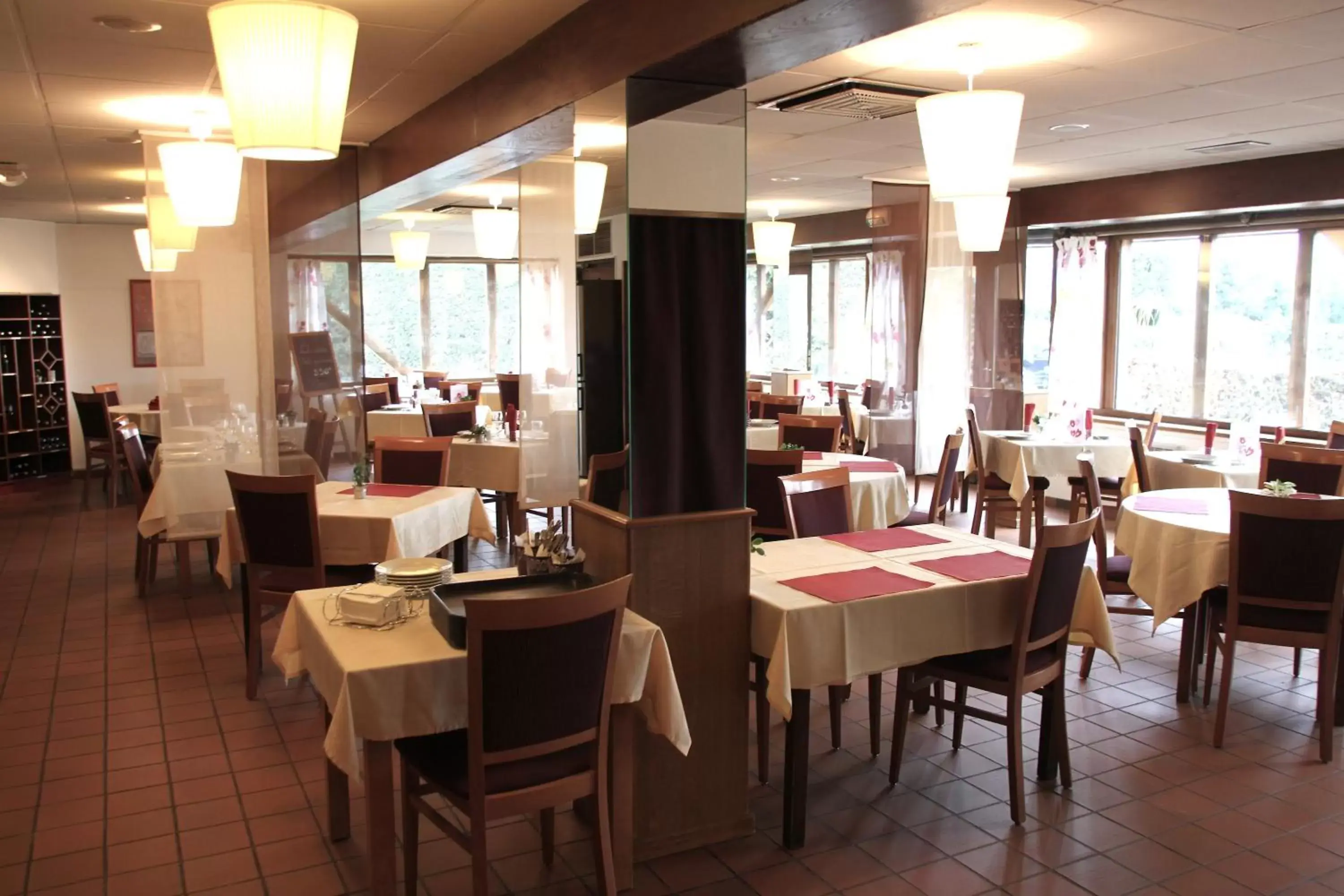 Restaurant/Places to Eat in Hôtel Ikar, Blois Sud