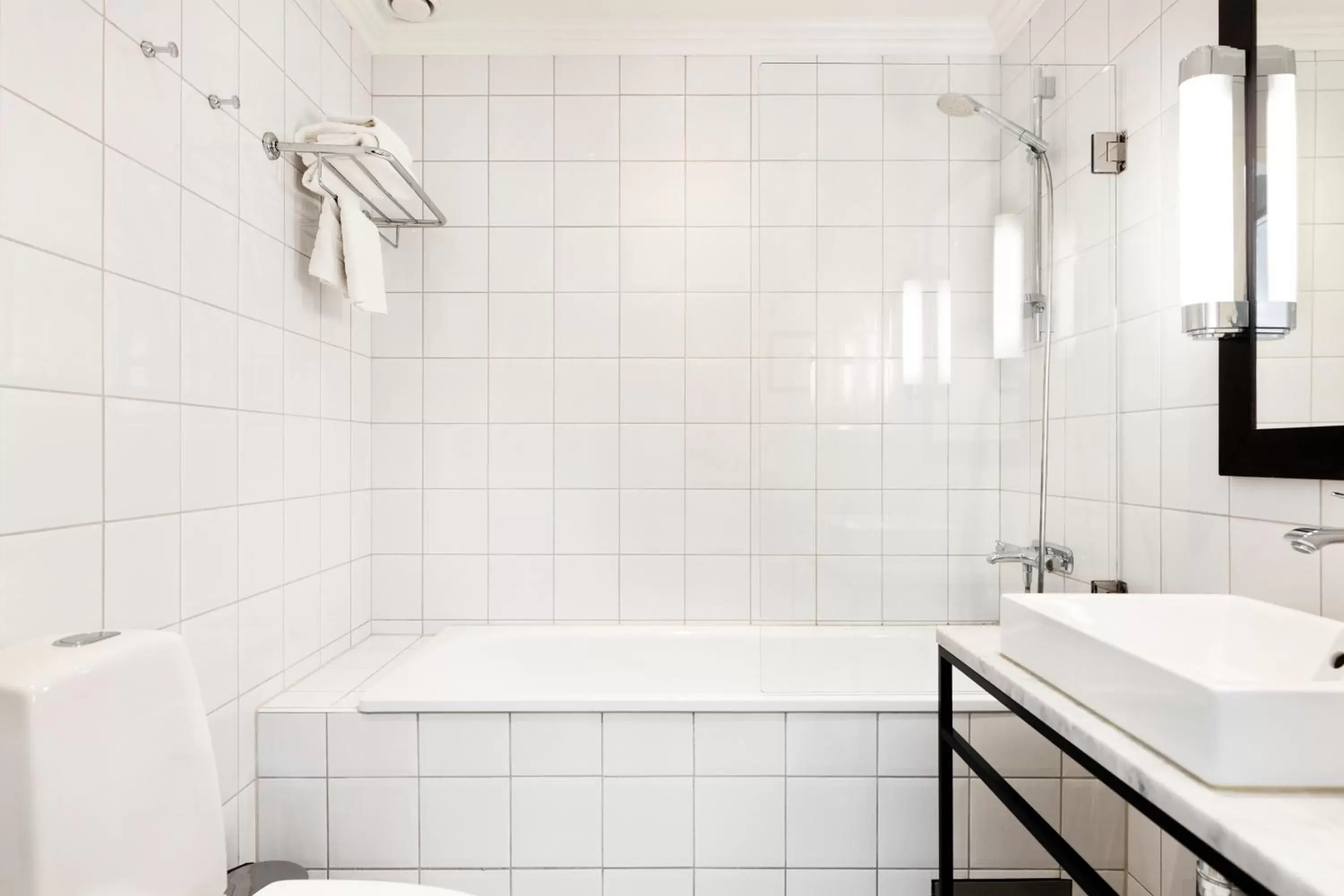 Shower, Bathroom in Elite Hotel Savoy