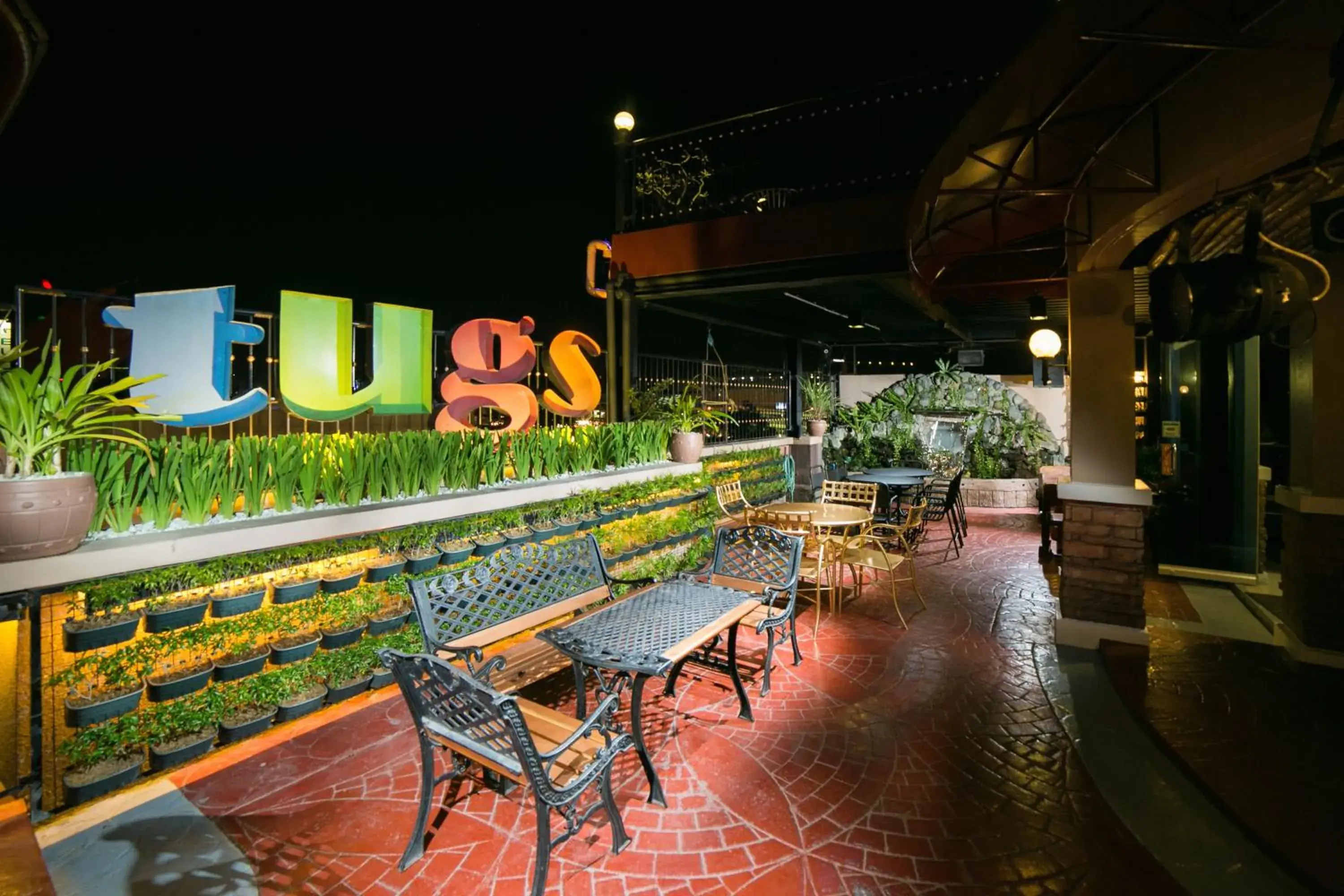 Restaurant/places to eat in 950 Condotel Restaurant/places to eat in 950 Condotel