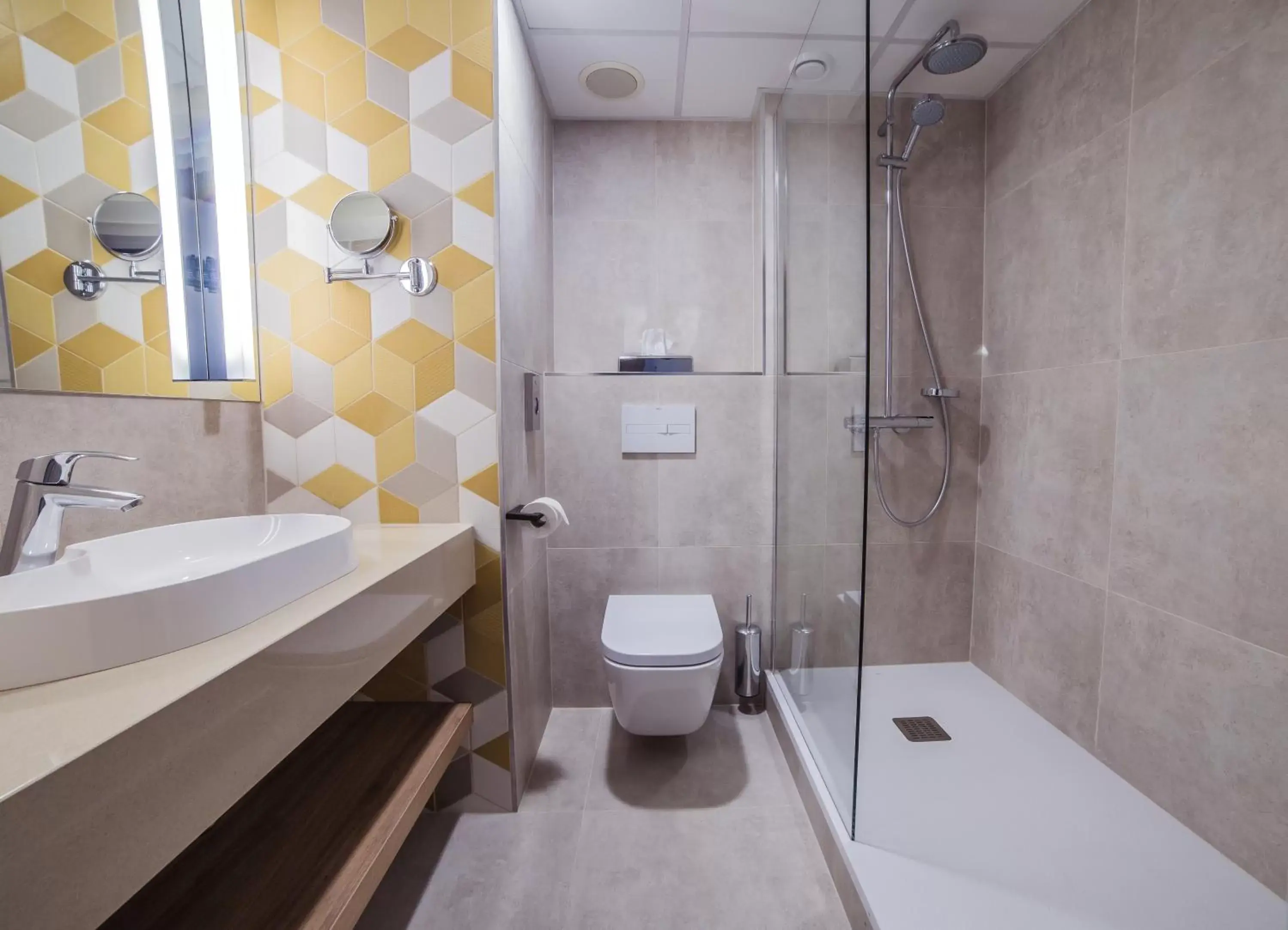 Shower, Bathroom in Mercure Warszawa Centrum