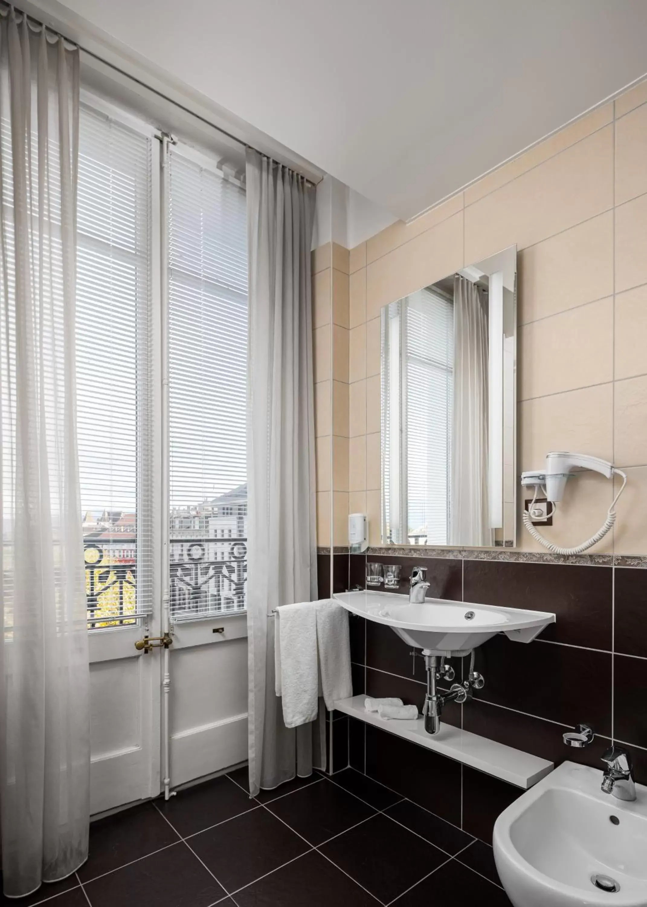 Bedroom, Bathroom in Hôtel des Alpes