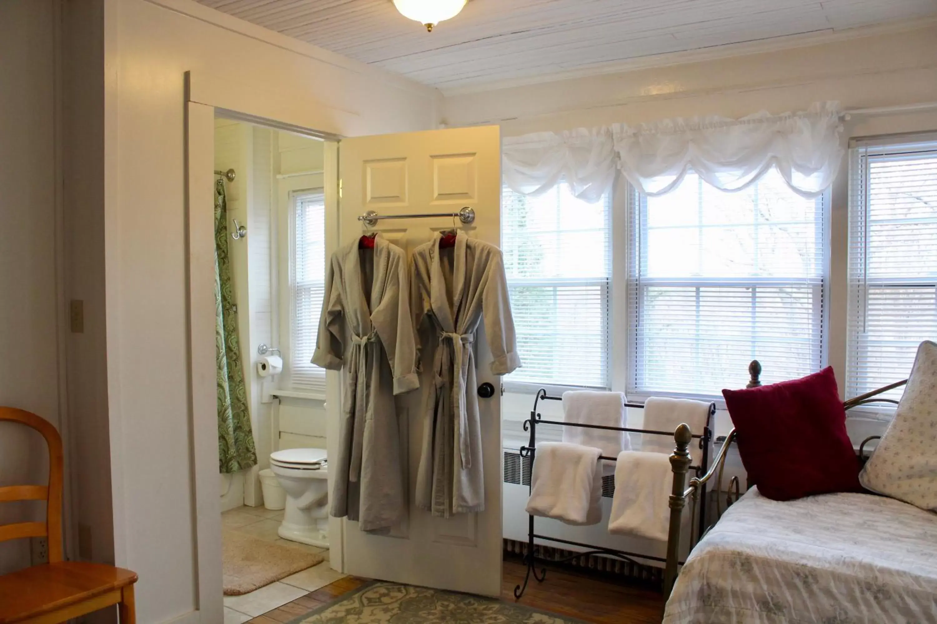 Bathroom in Oakland Cottage Bed and Breakfast