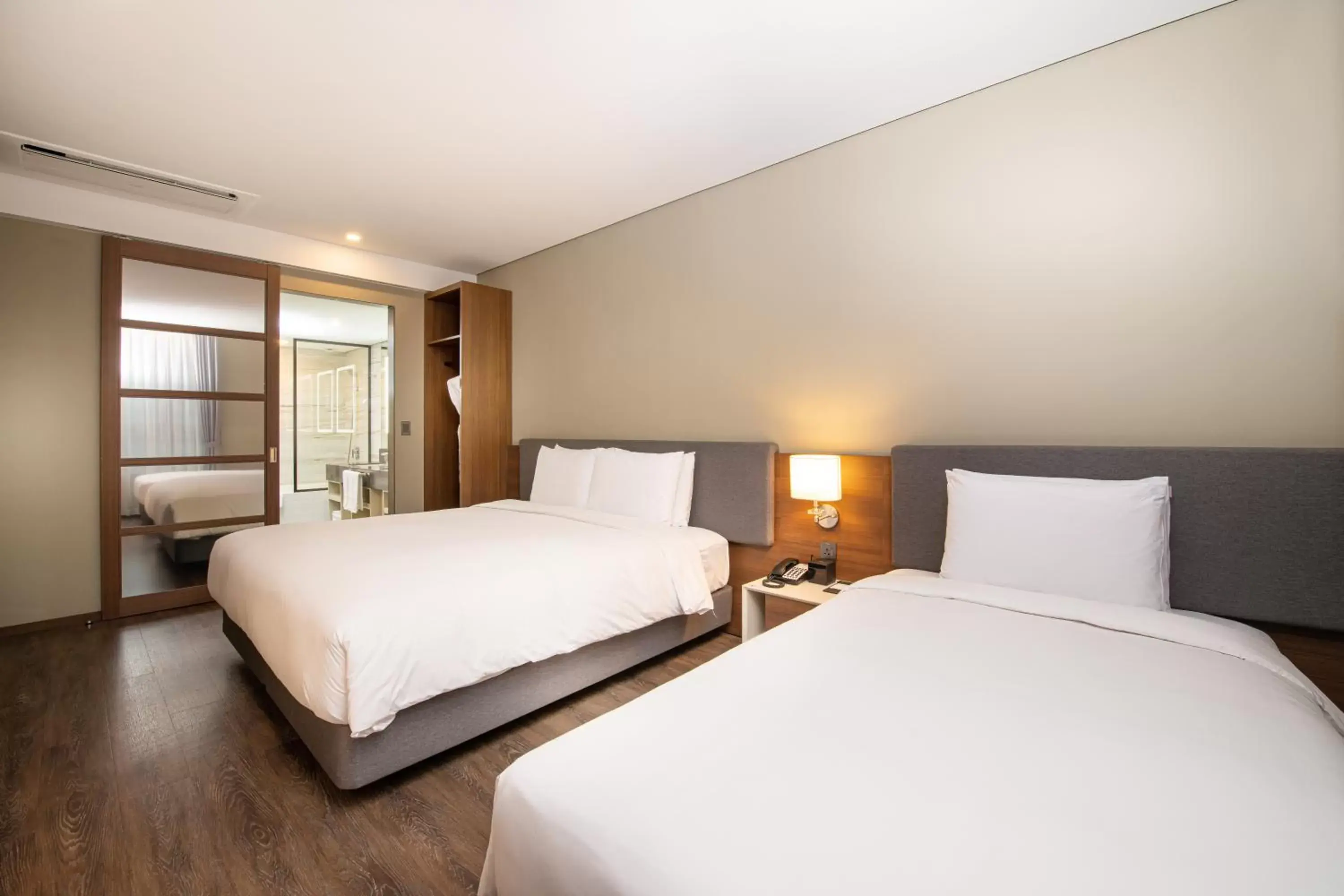 Bed in ENA Suite Hotel Namdaemun