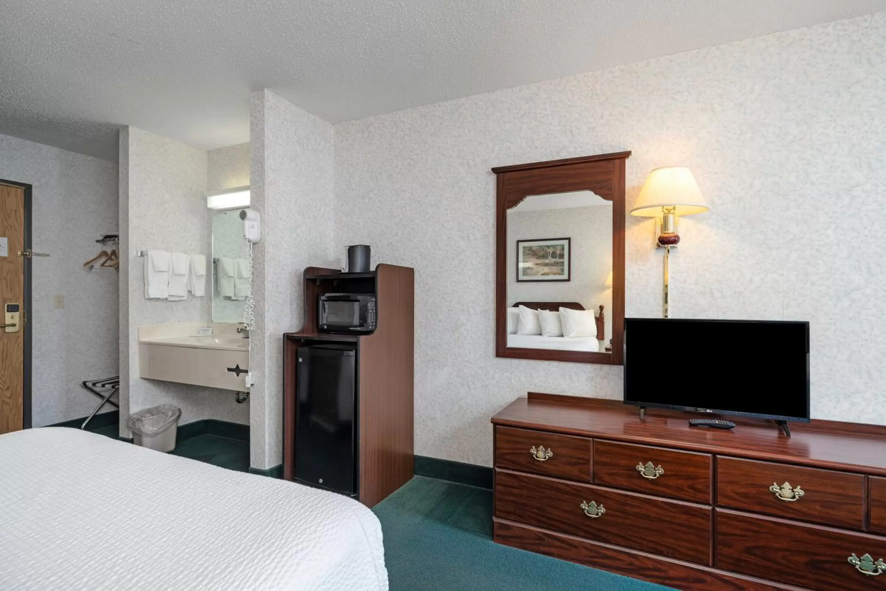 Bed, TV/Entertainment Center in Days Inn by Wyndham Battlefield Rd/Hwy 65