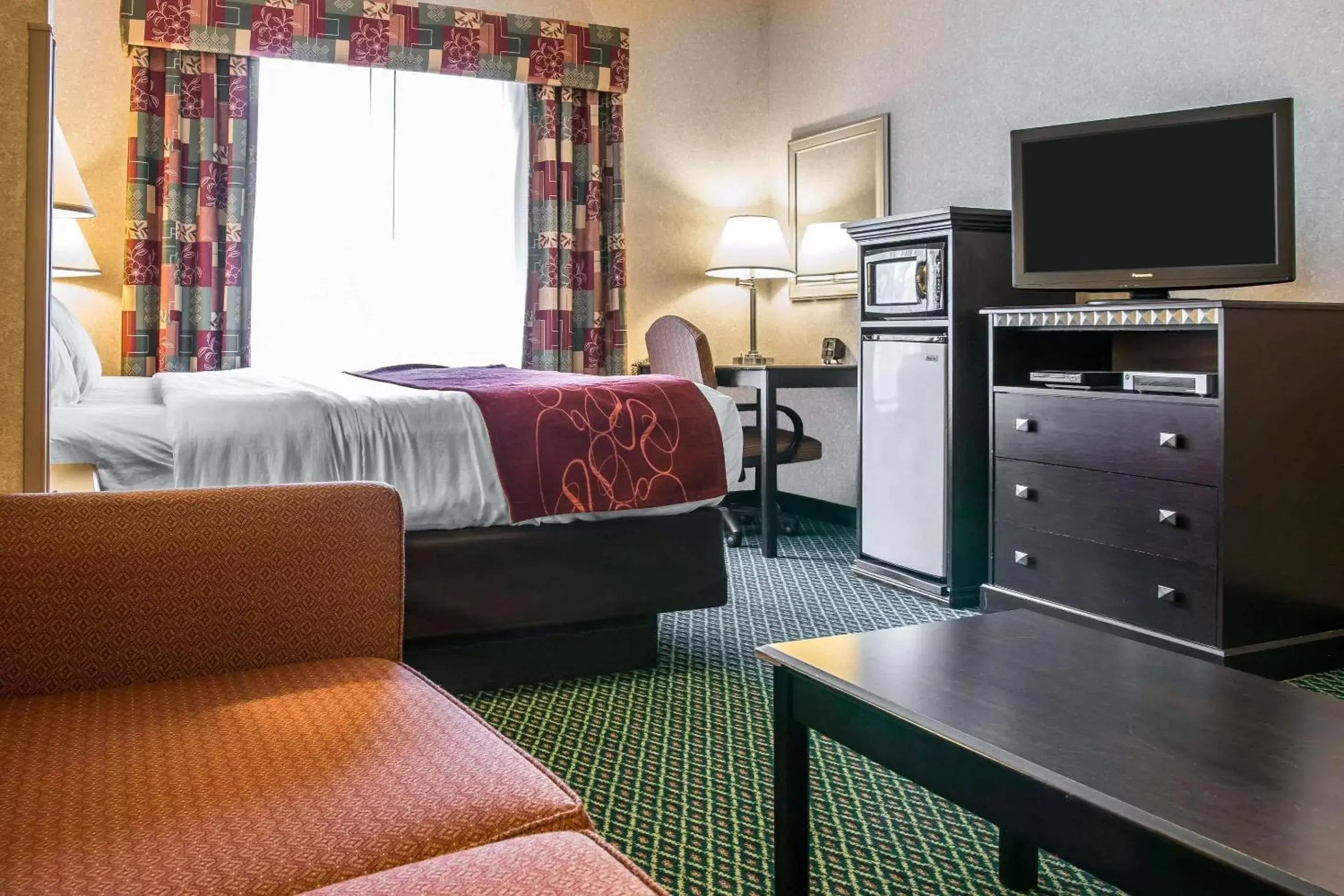 Photo of the whole room, Bed in Comfort Suites Canton