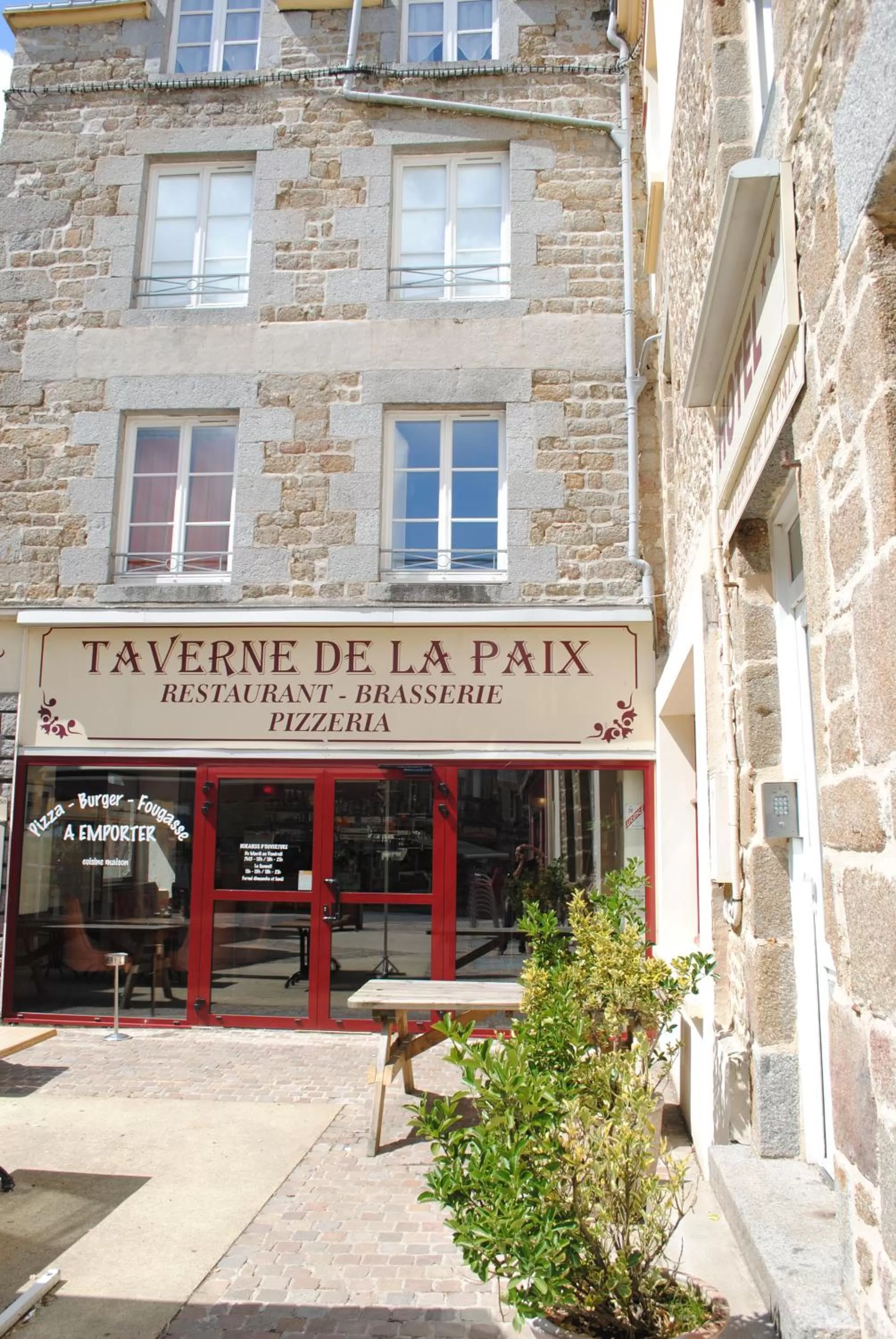 Property Building in Taverne de la paix