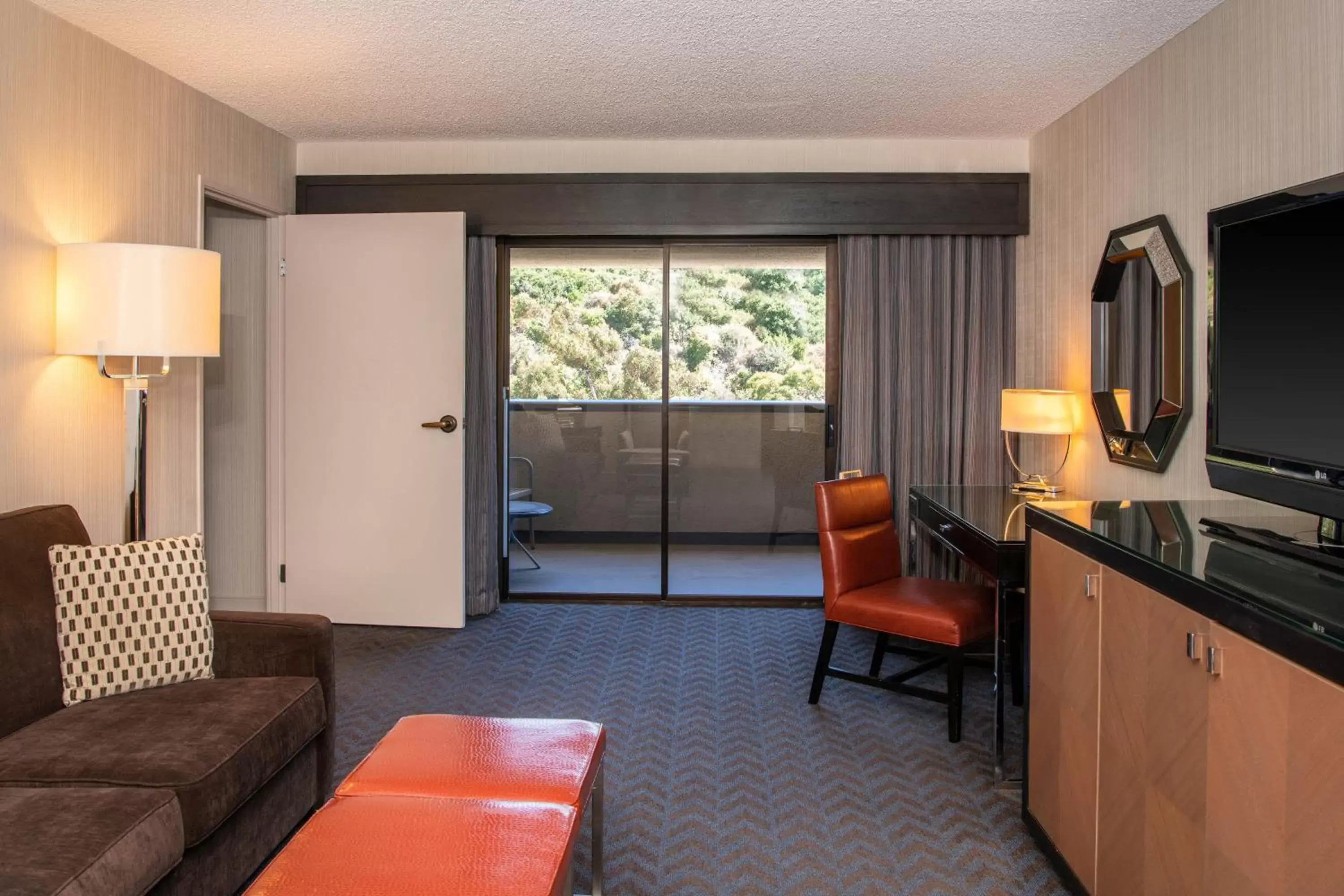 Living room, Seating Area in Sheraton Mission Valley San Diego Hotel