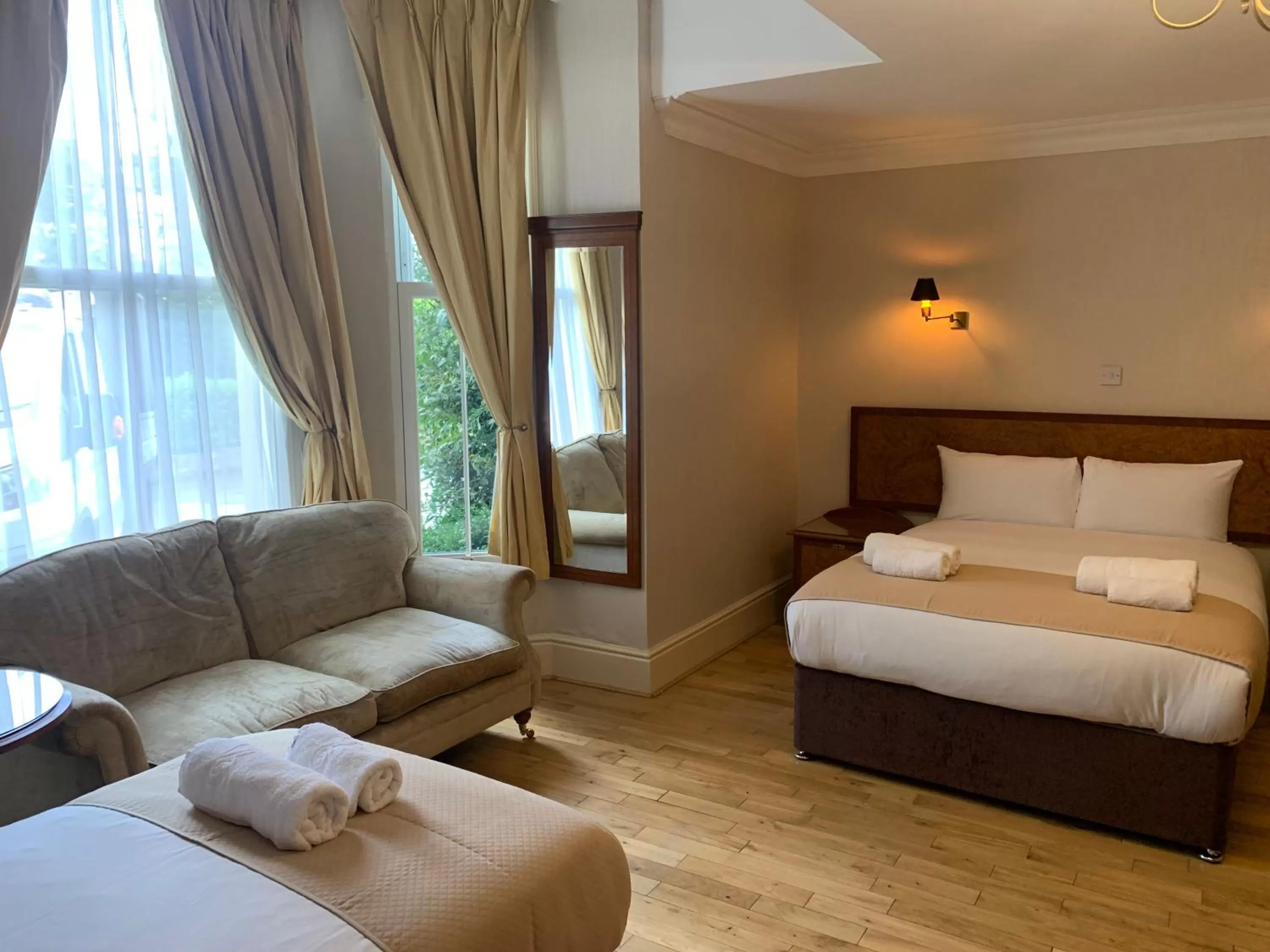 Bedroom, Bed in Beech Mount Hotel - Free Parking