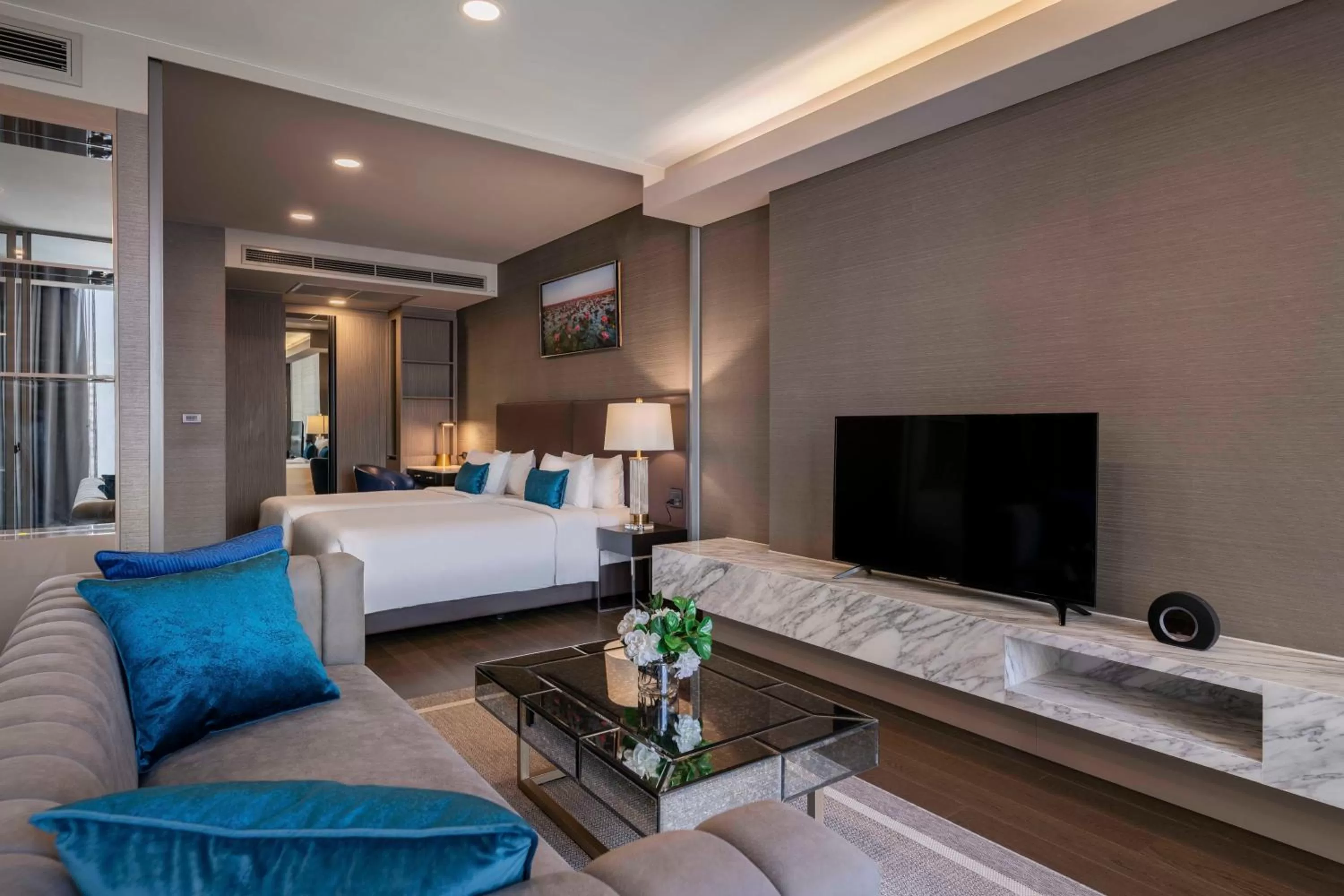 Communal lounge/ TV room, Bed in Wyndham Bangkok Queen Convention Centre