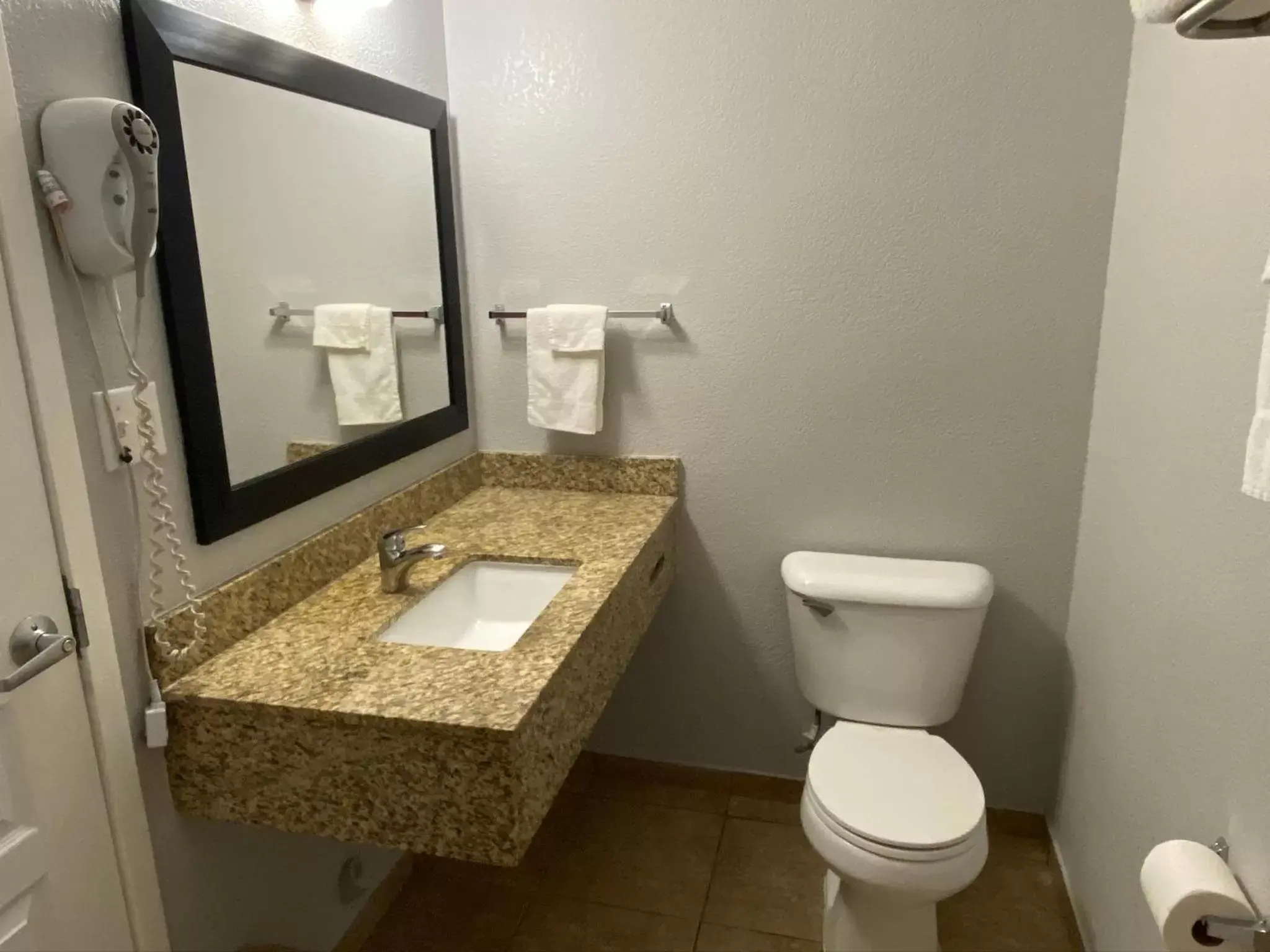 Bathroom in Oasis Inn Sacramento- Elk Grove