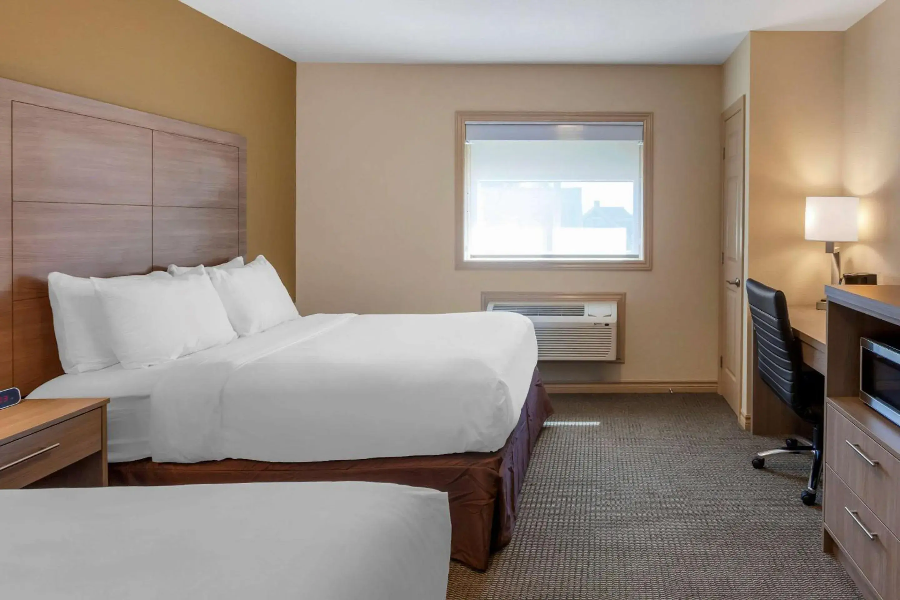 Photo of the whole room, Bed in Comfort Inn & Suites Thousand Islands Harbour District