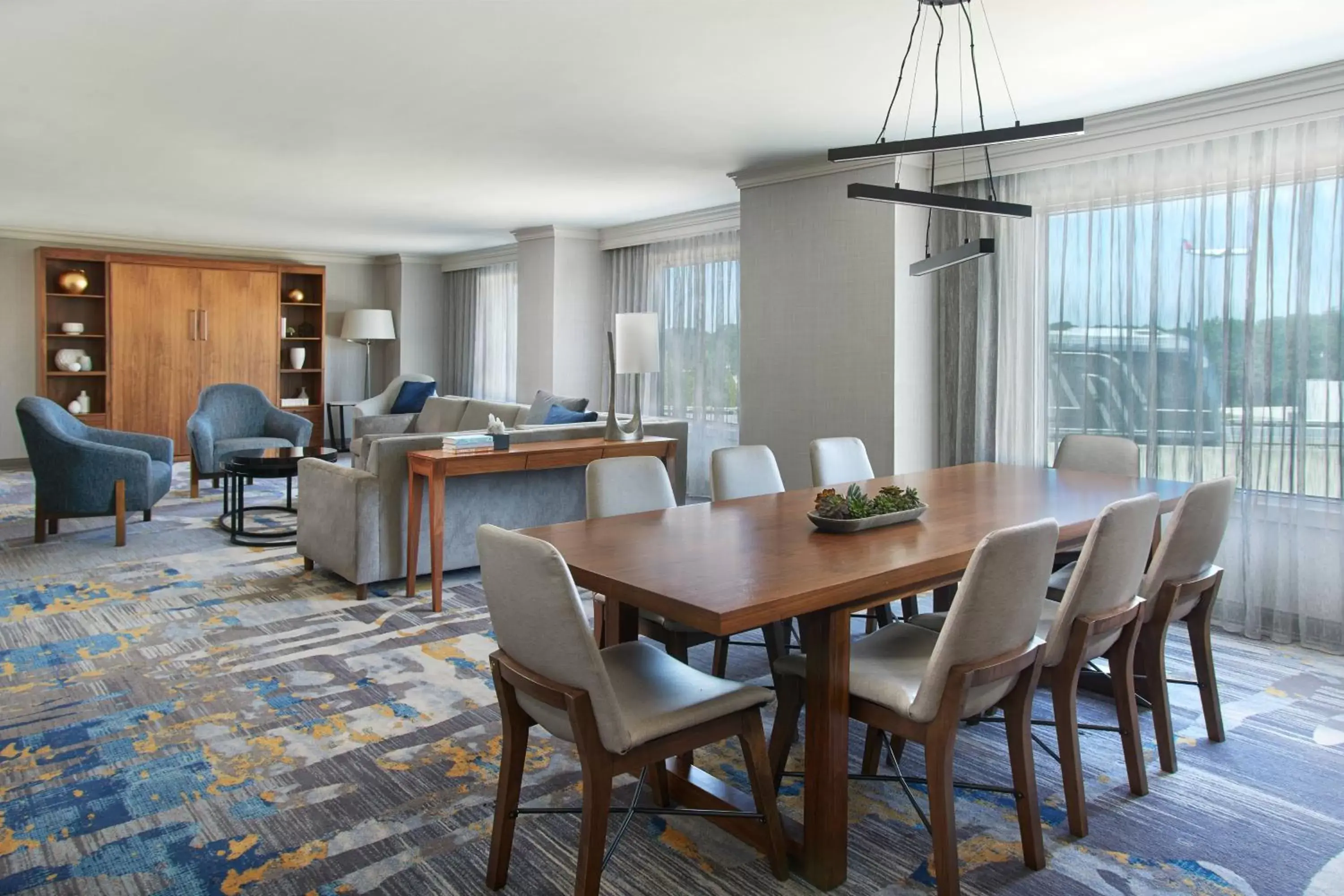 Photo of the whole room, Dining Area in Atlanta Airport Marriott Gateway