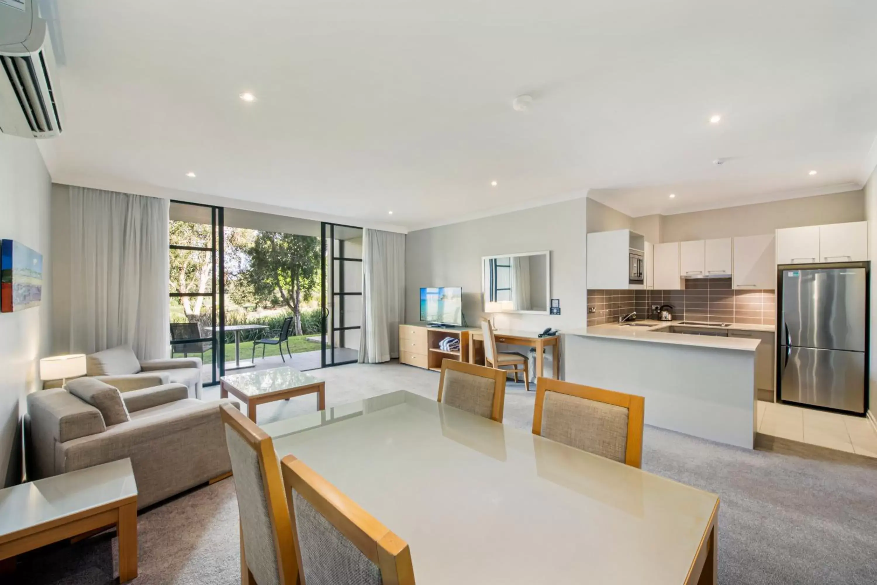 Living room, Kitchen/Kitchenette in Mercure Kooindah Waters Central Coast