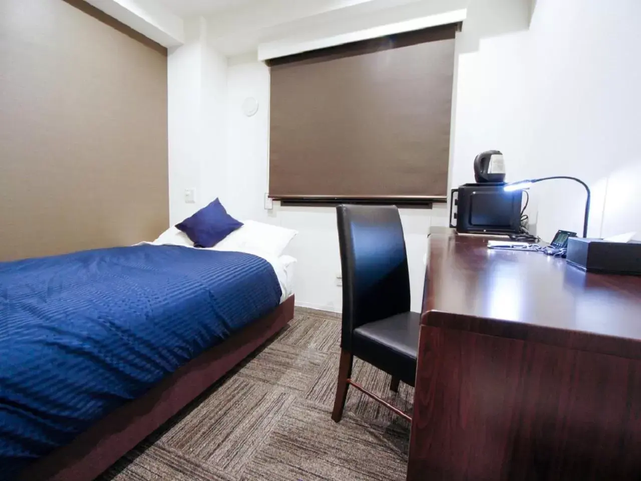 Bed, TV/Entertainment Center in HOTEL LiVEMAX Kakegawa-Ekimae