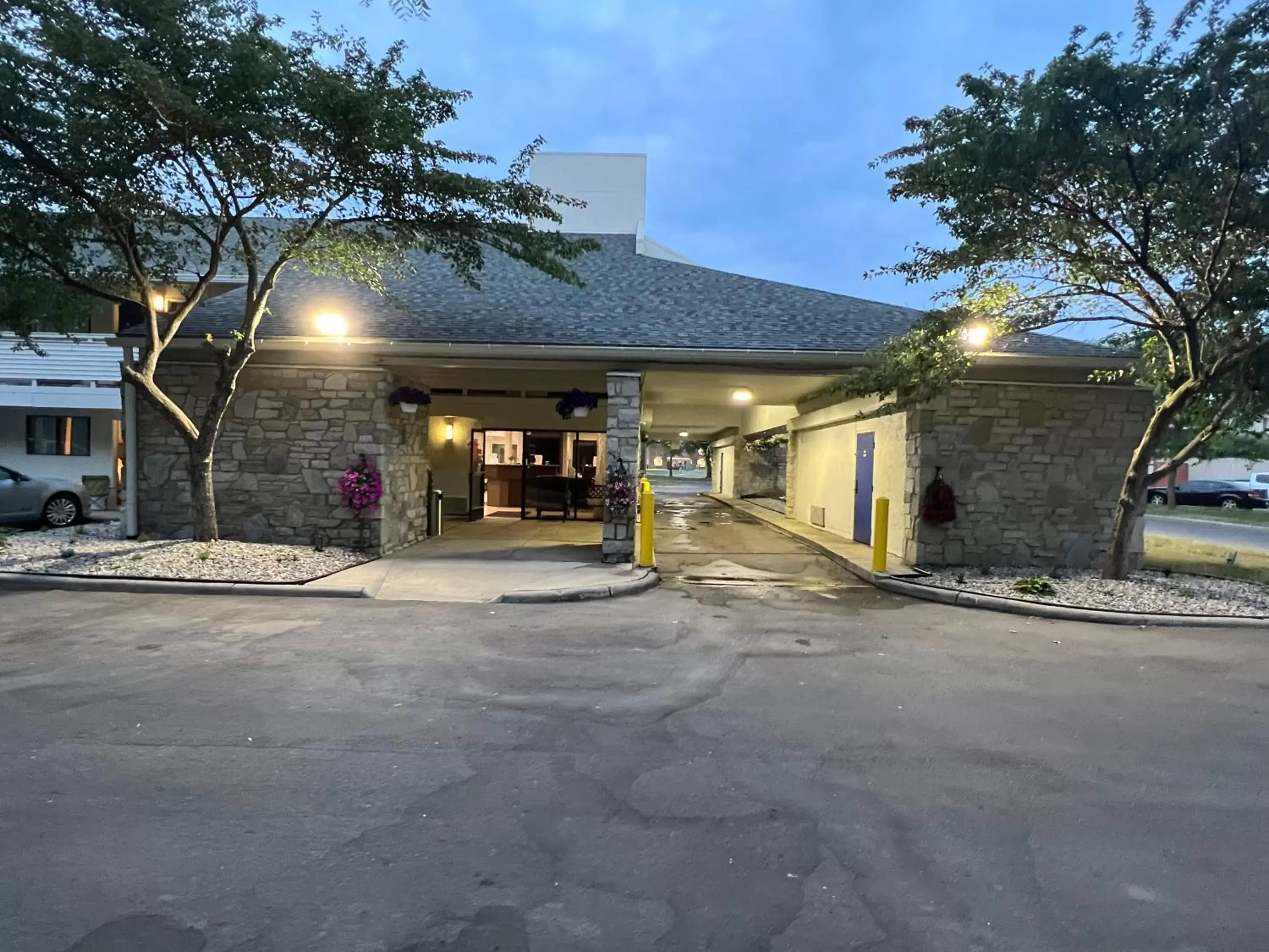 Property building in Days Inn & Suites by Wyndham Monroe Property building in Days Inn & Suites by Wyndham Monroe