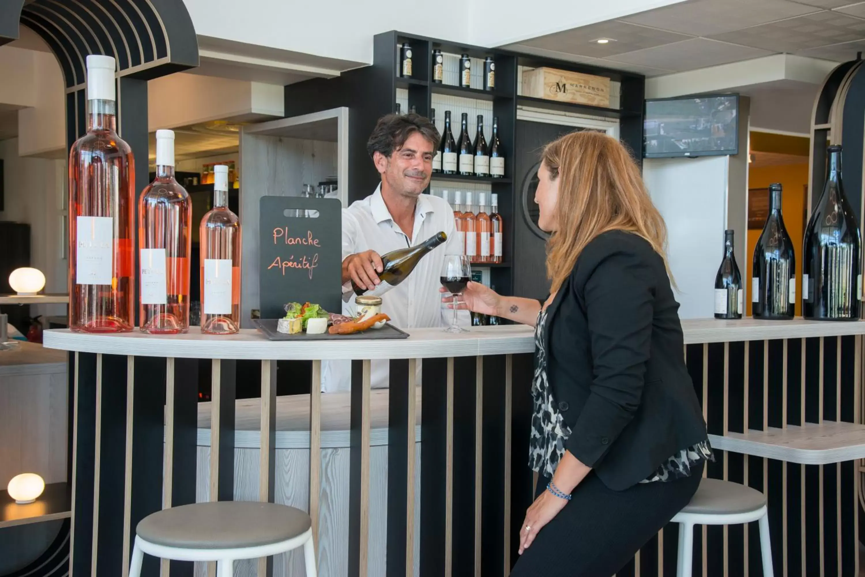 Lounge or bar in ibis Styles Pertuis Portes du Luberon