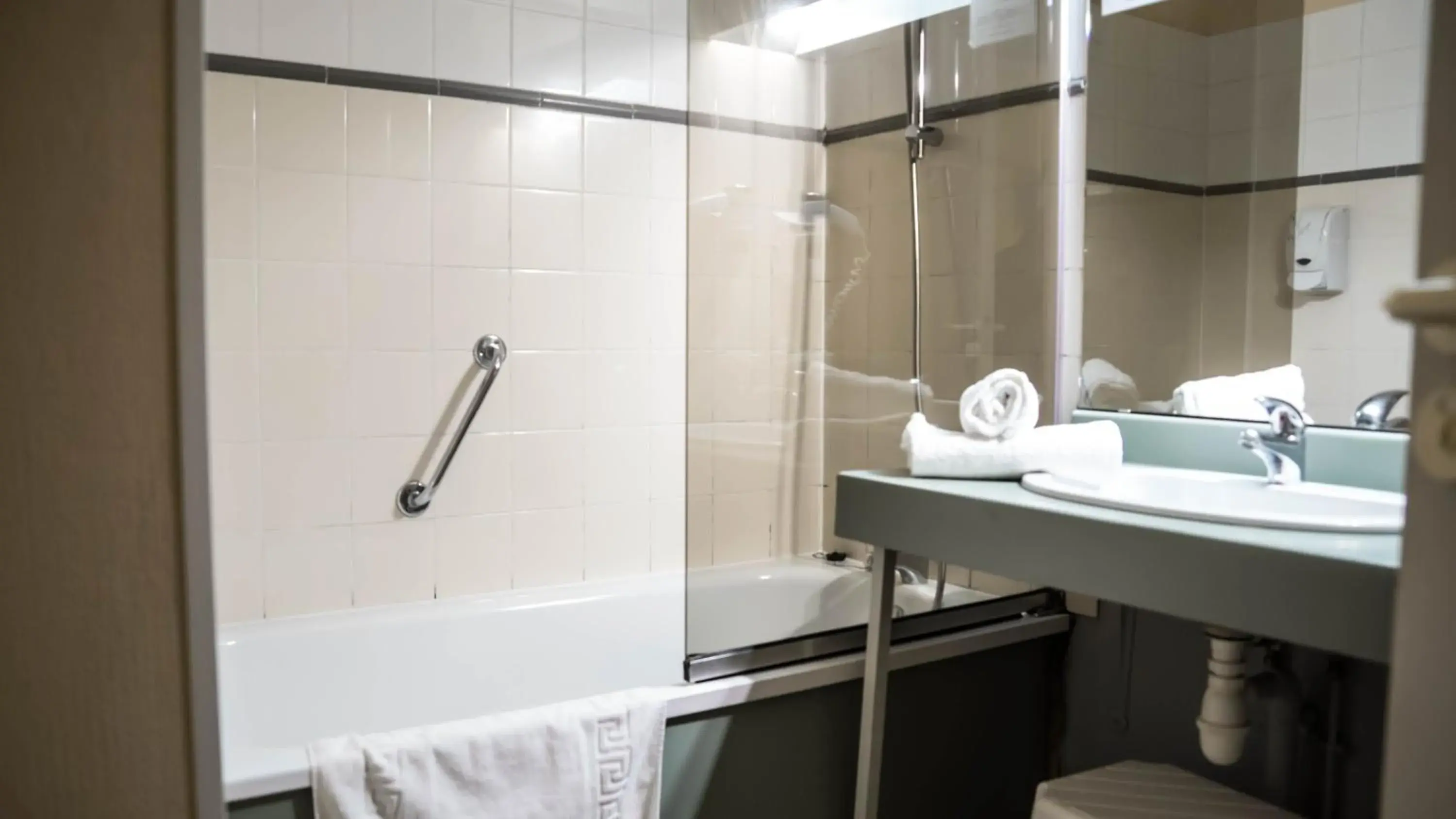 Bathroom in Hôtel du Canal