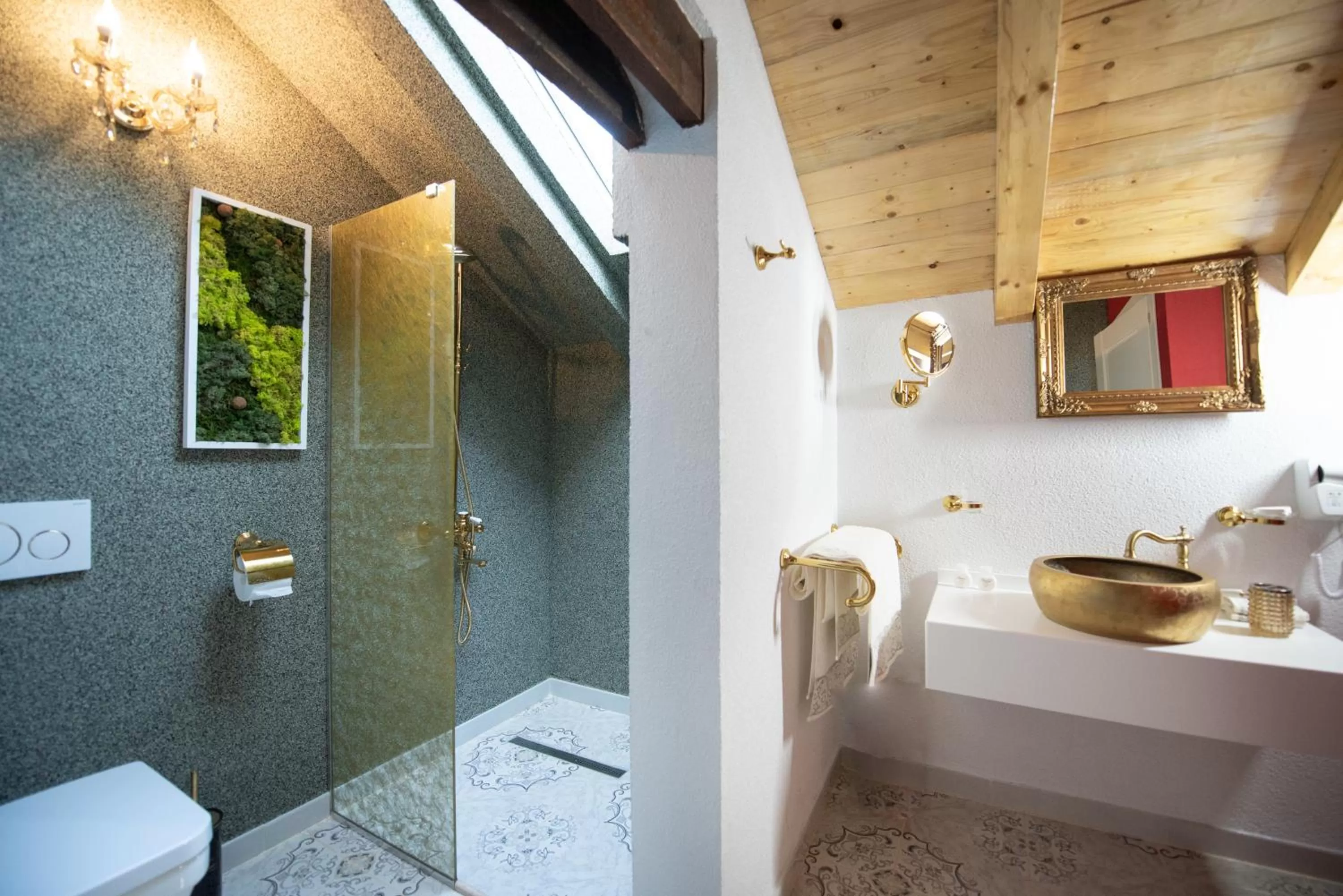 Shower in JMR Royal -Luxury Rooms & Private Sauna