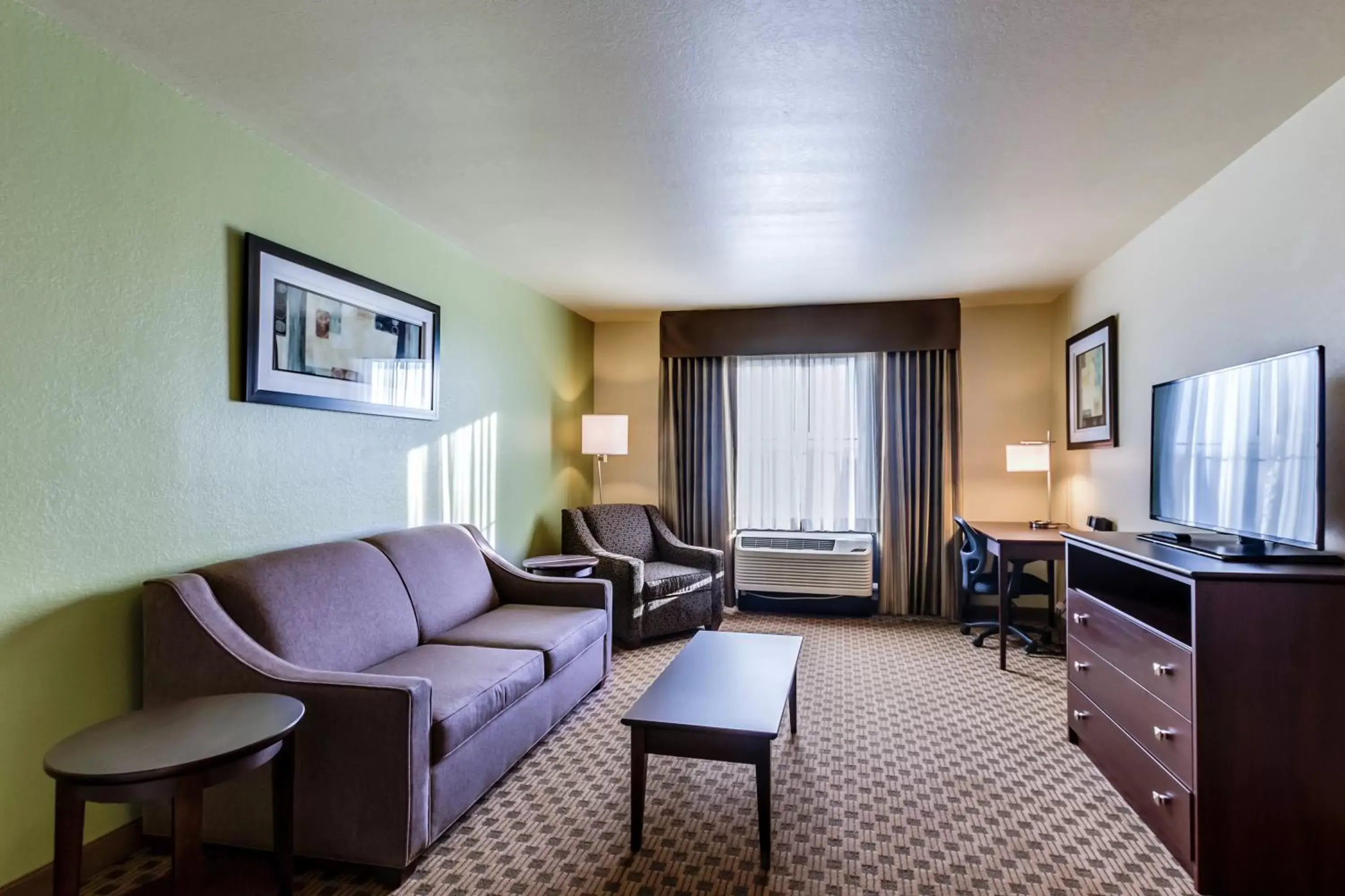 Bed, Seating Area in Cobblestone Inn & Suites - Waverly
