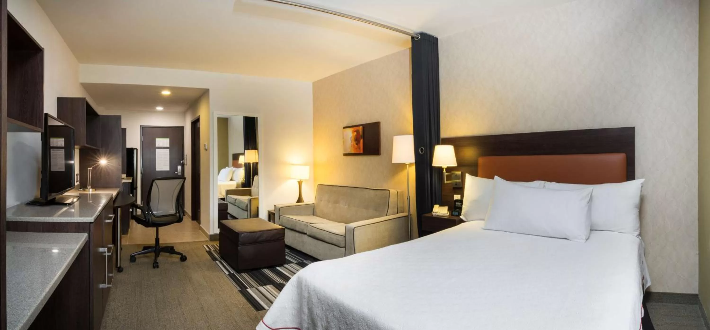 Photo of the whole room, Bed in Homewood Suites by Hilton Queretaro