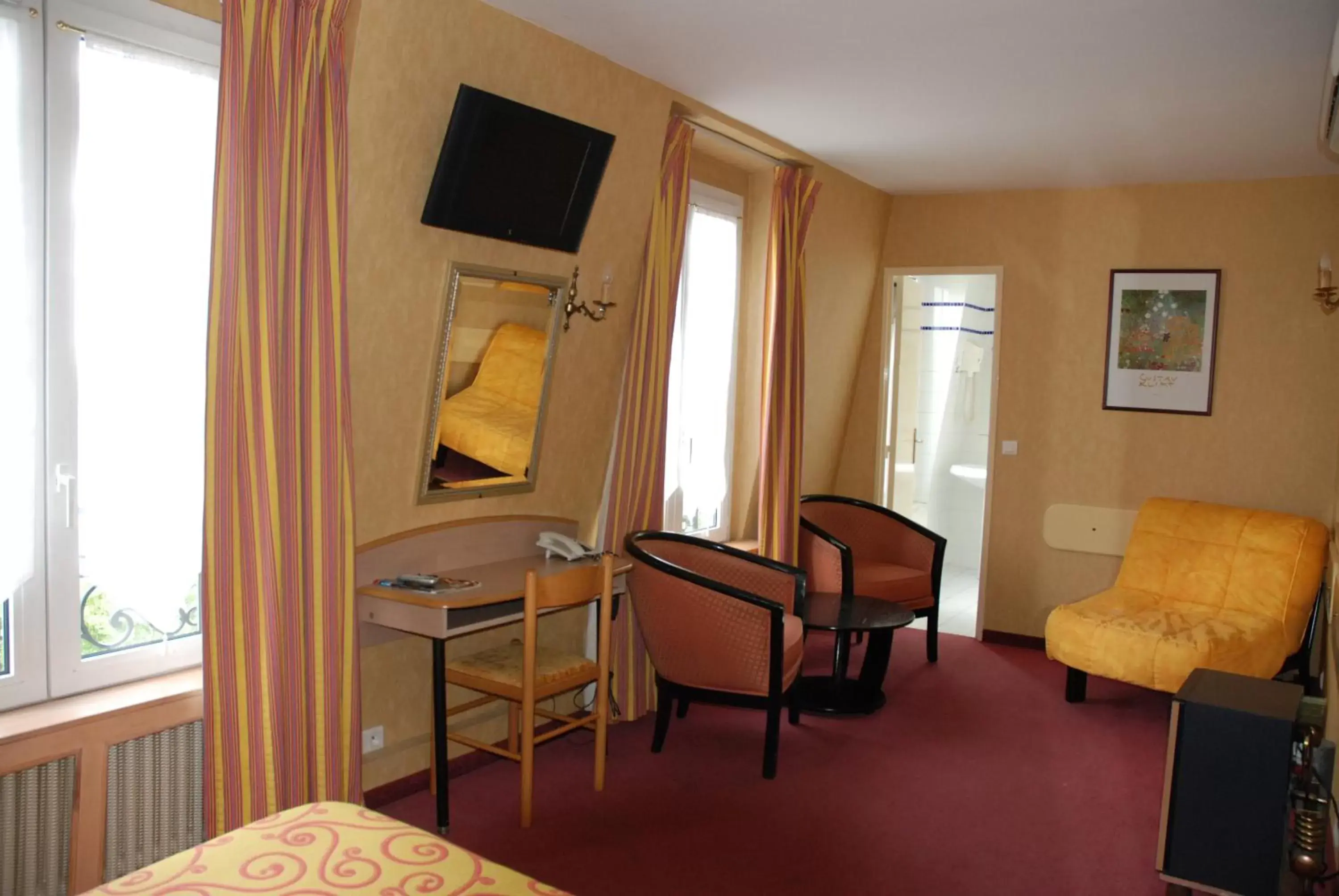 Bedroom, TV/Entertainment Center in Hotel Transcontinental