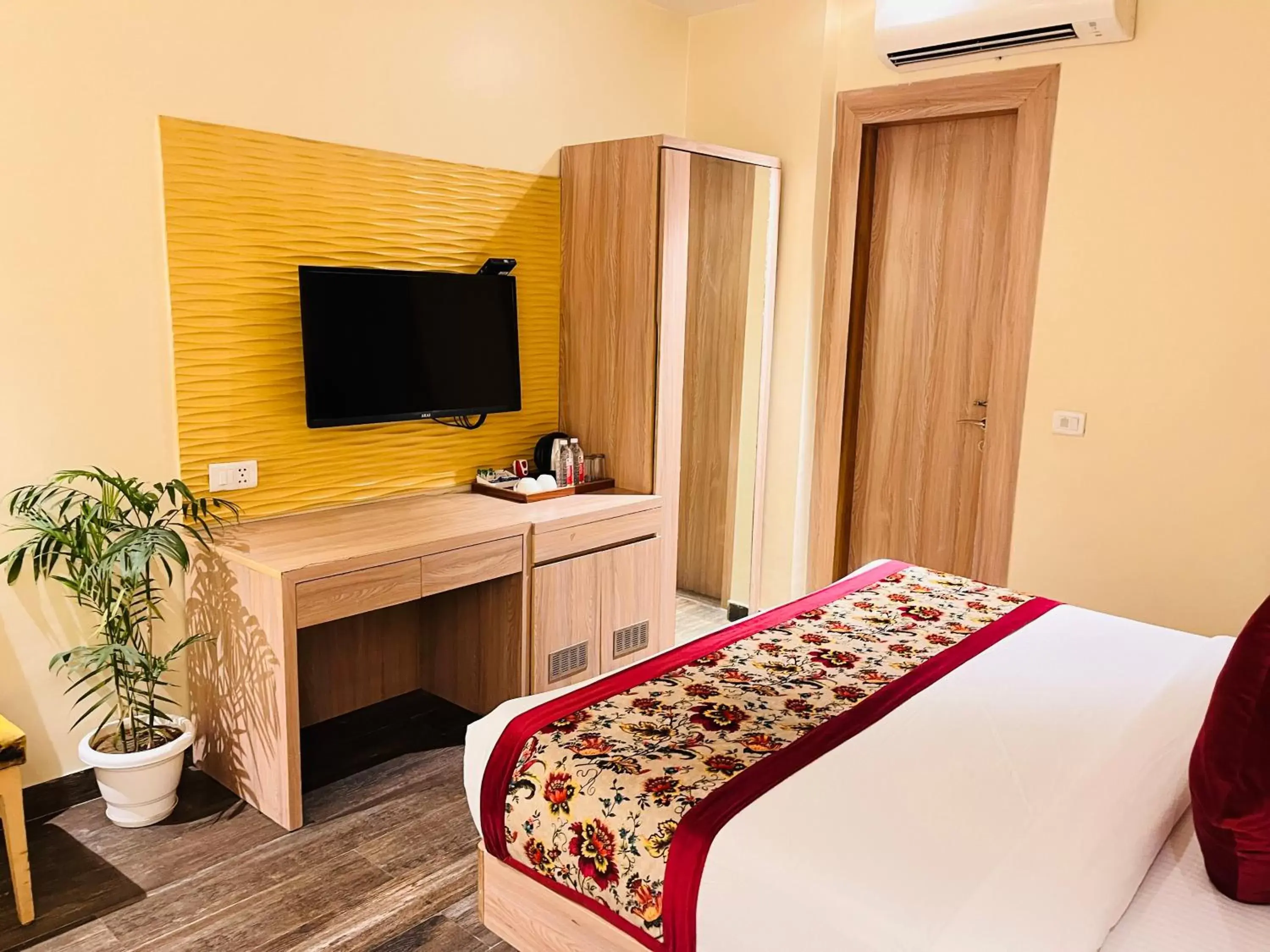 TV and multimedia, Bed in Hotel Banz - Near Delhi International Airport