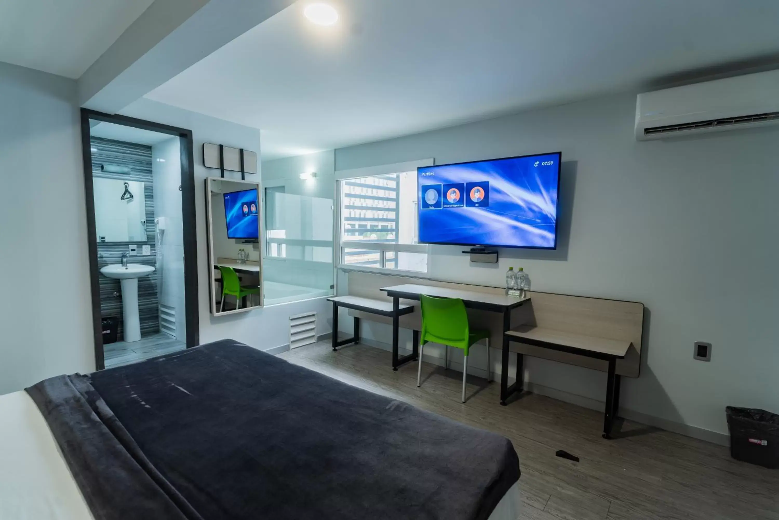 Bedroom, TV/Entertainment Center in HOTEL LEMON GREEN -Zona Expo Frente al Centro de Convenciones