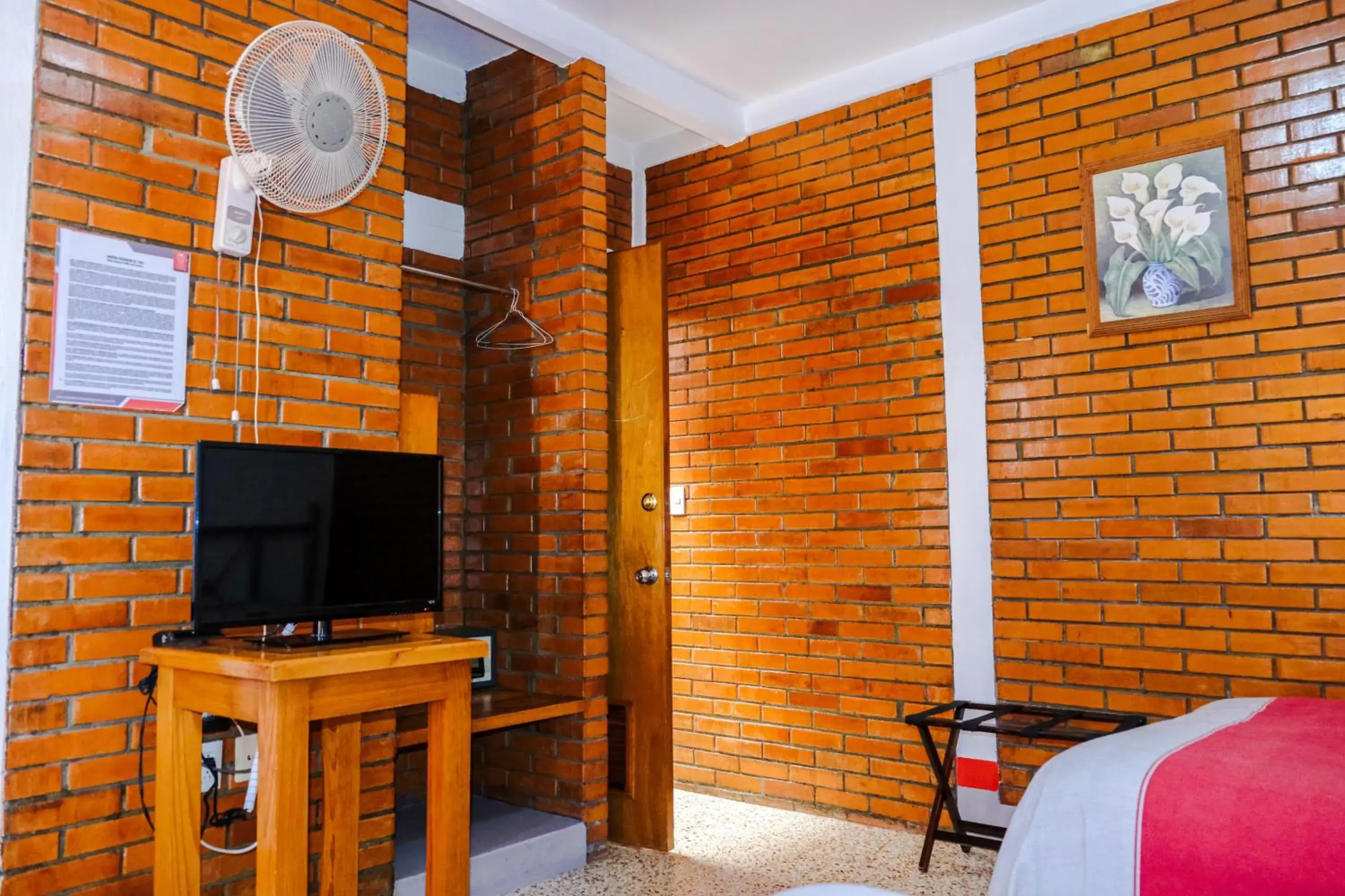 Bedroom, TV/Entertainment Center in Hotel Posada el Cid