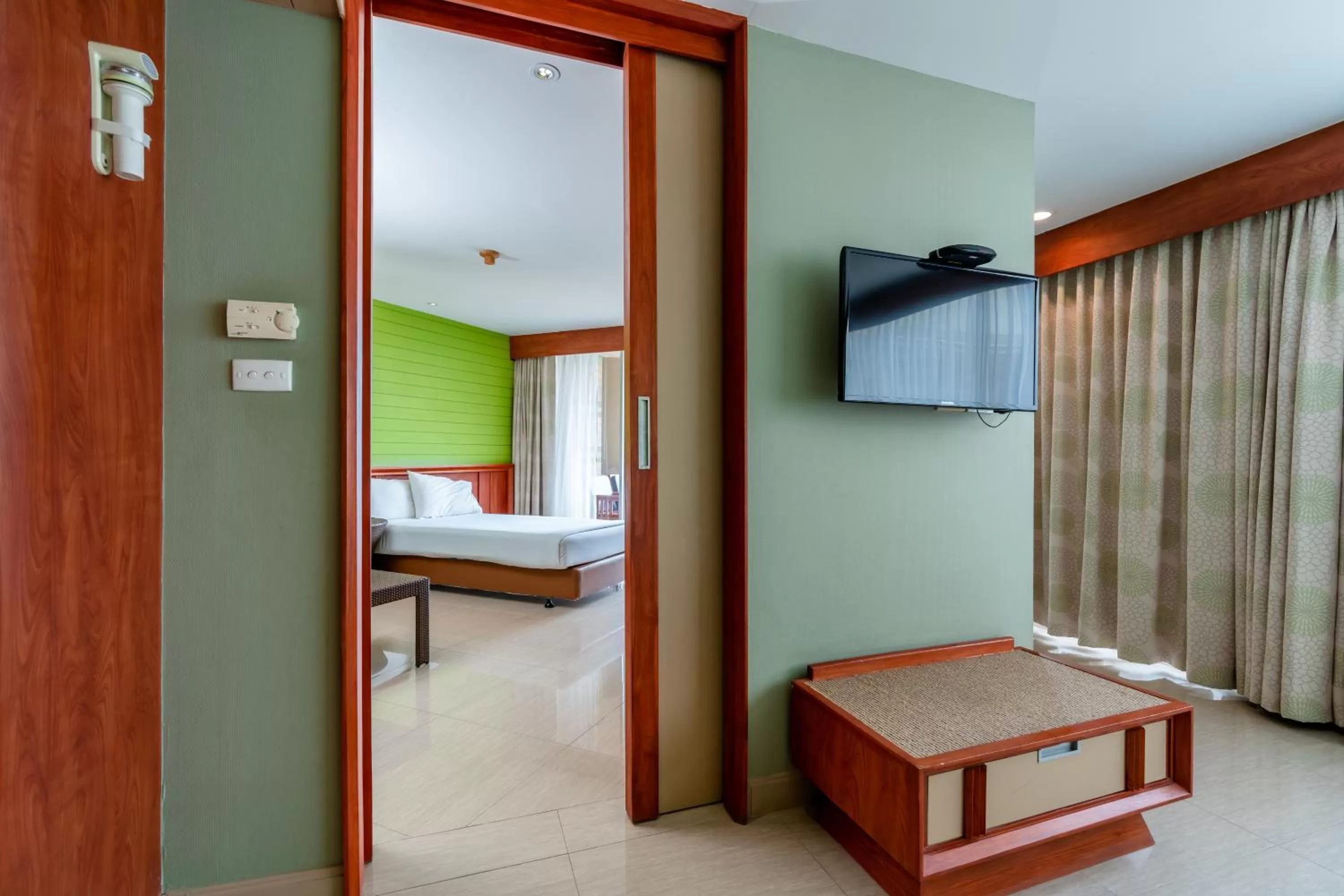 Bedroom, Bed in Long Beach Cha-Am Hotel