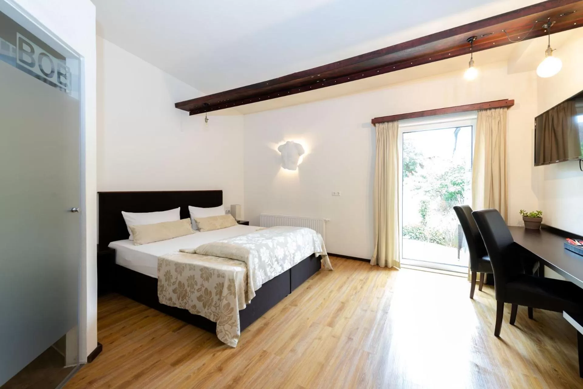 Photo of the whole room, Bed in S'Matt Bob