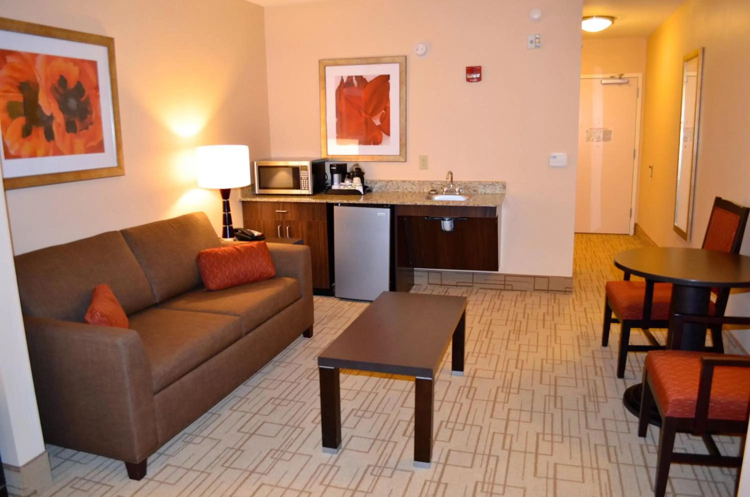 Photo of the whole room, Seating Area in Holiday Inn Express & Suites - Smithfield/Selma, an IHG Hotel