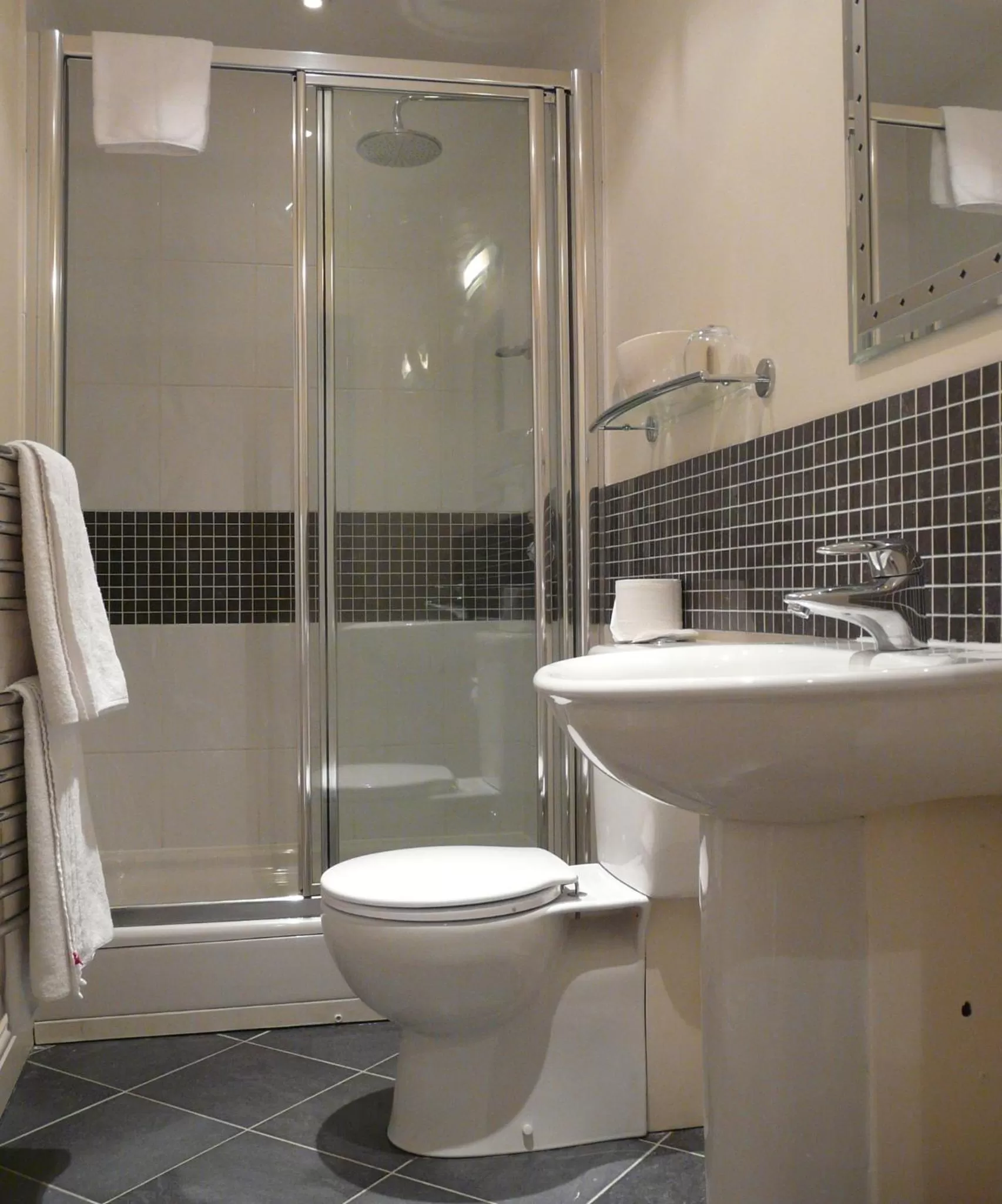 Shower in Three Ways House Hotel