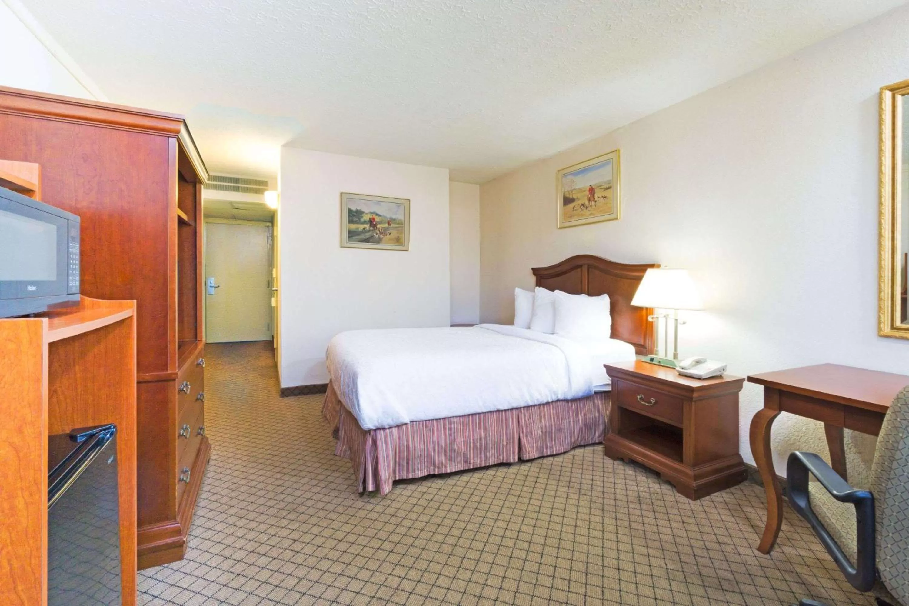 Photo of the whole room, Bed in Days Inn by Wyndham Columbus Airport