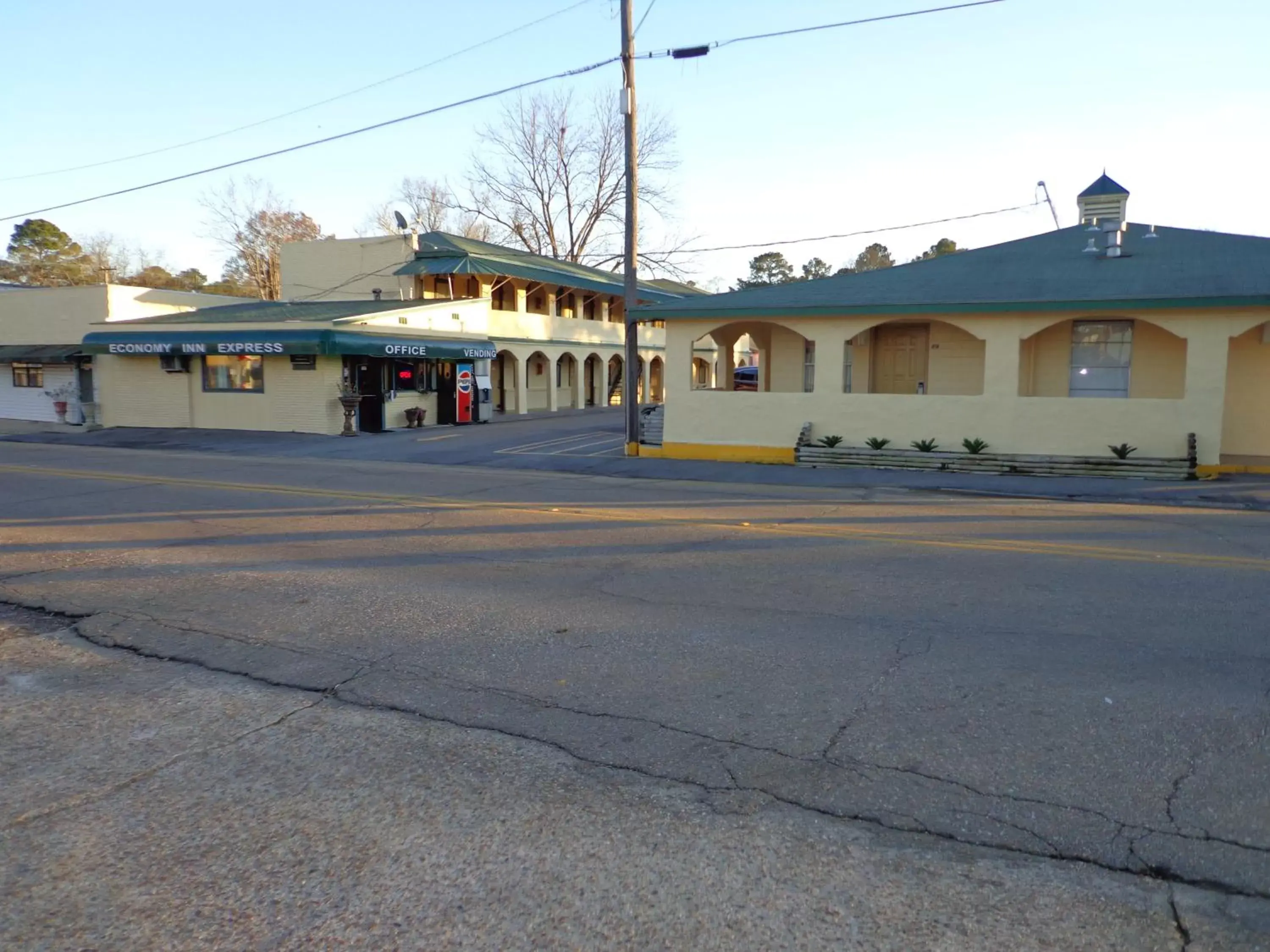 Property building in Economy Inn Express Warren Property building in Economy Inn Express Warren