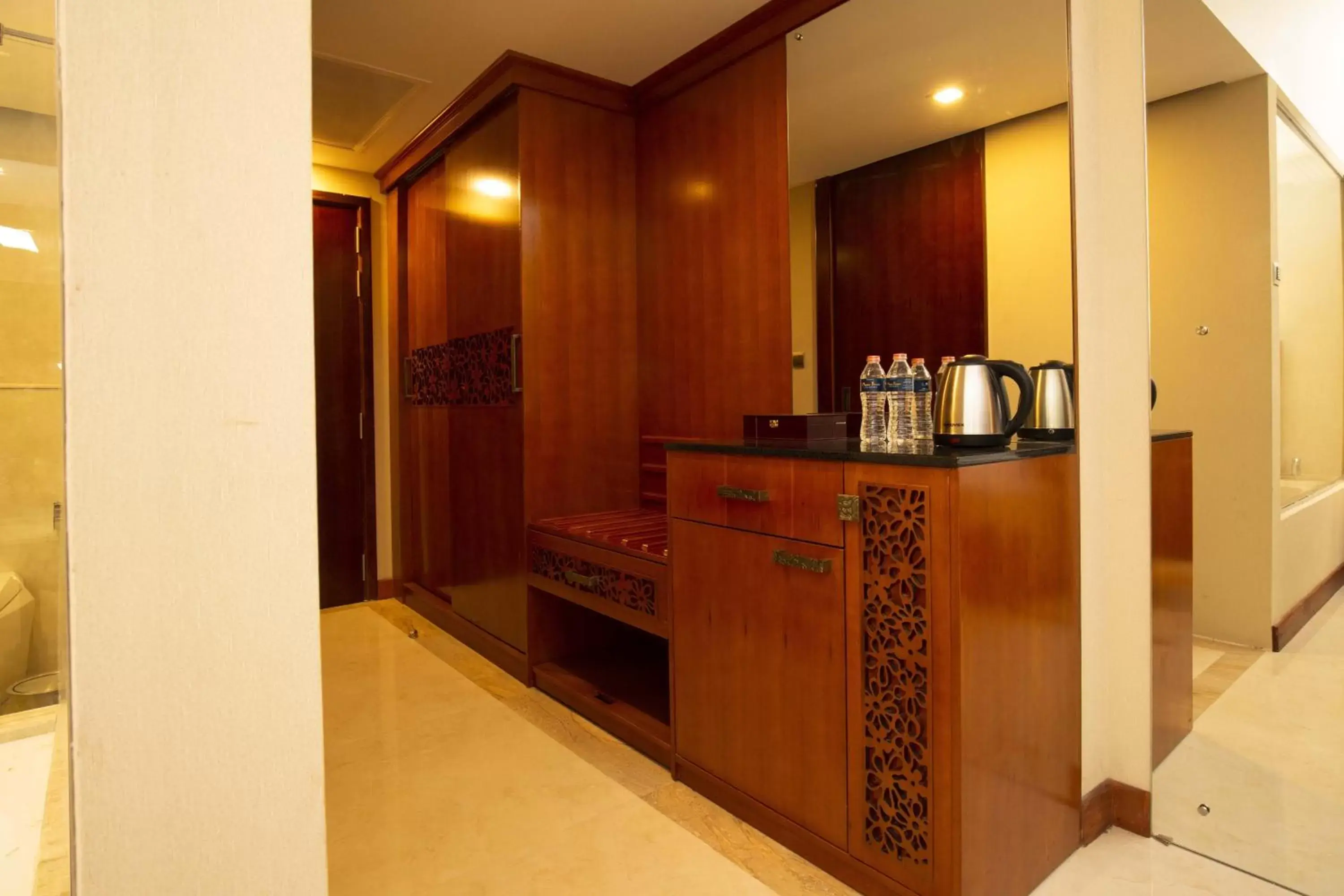 Bedroom, Kitchen/Kitchenette in Marino Beach Colombo