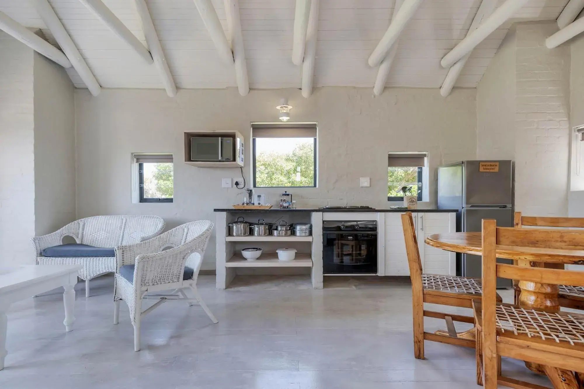 Kitchen or kitchenette, Dining Area in Blue Bay Lodge