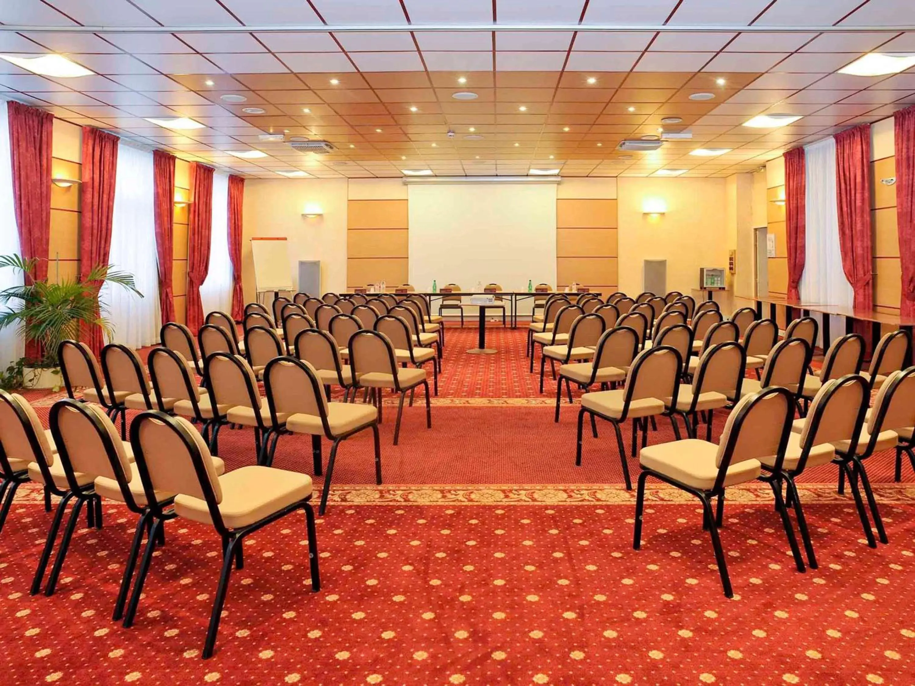 Meeting/conference room in Mercure Epinal Centre