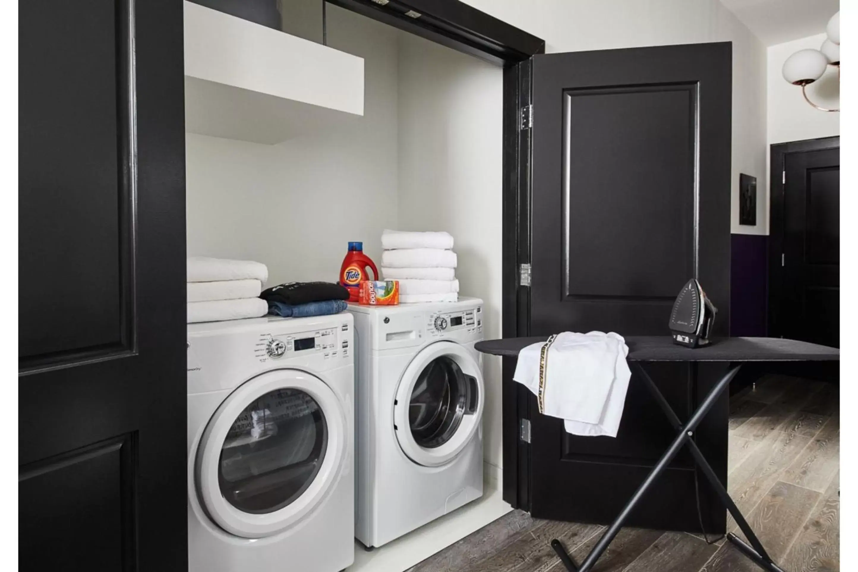 washing machine, Bathroom in Roami at The Brandywine