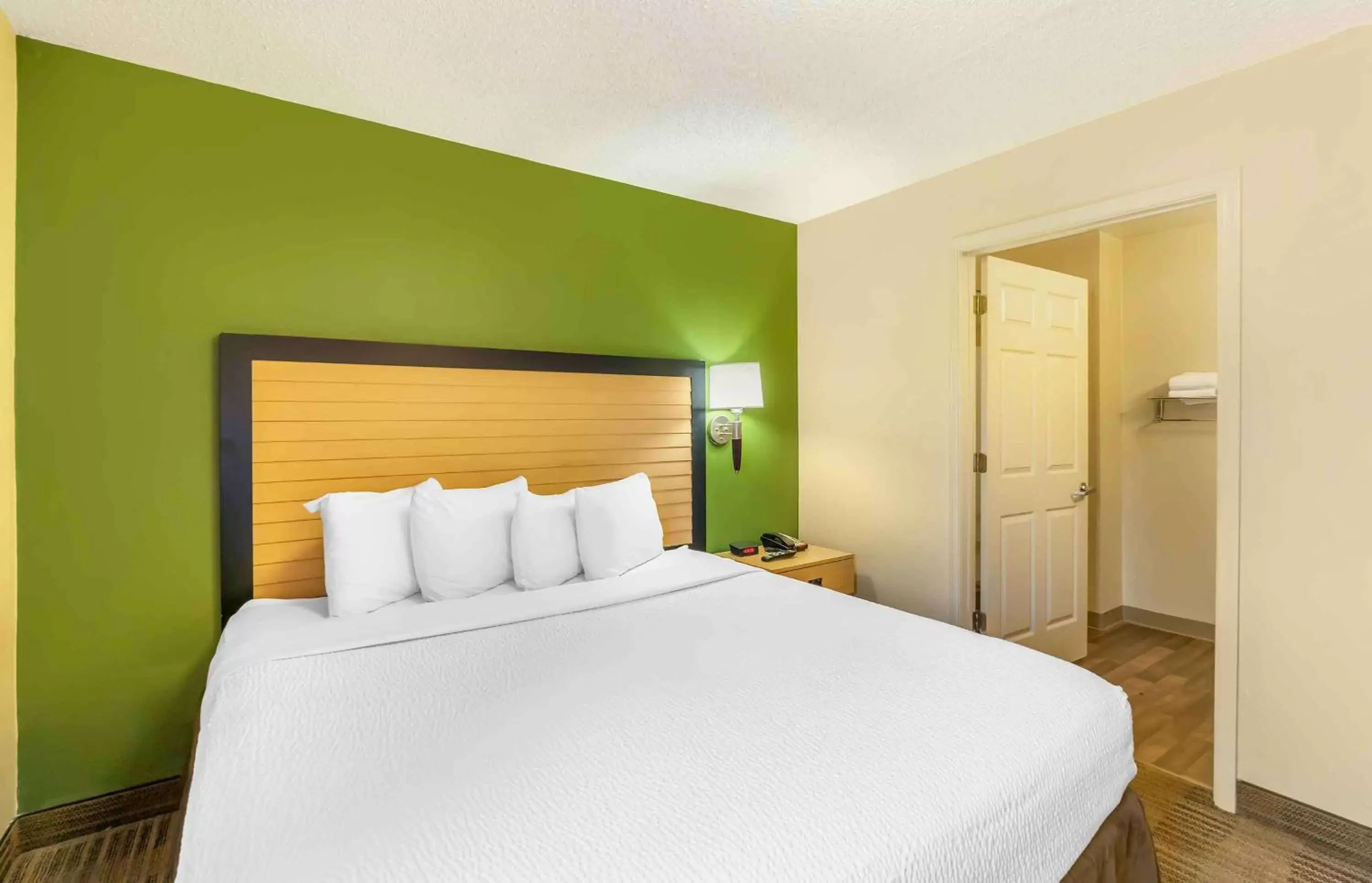 Bedroom, Bed in Extended Stay America Suites - Chesapeake - Churchland Blvd